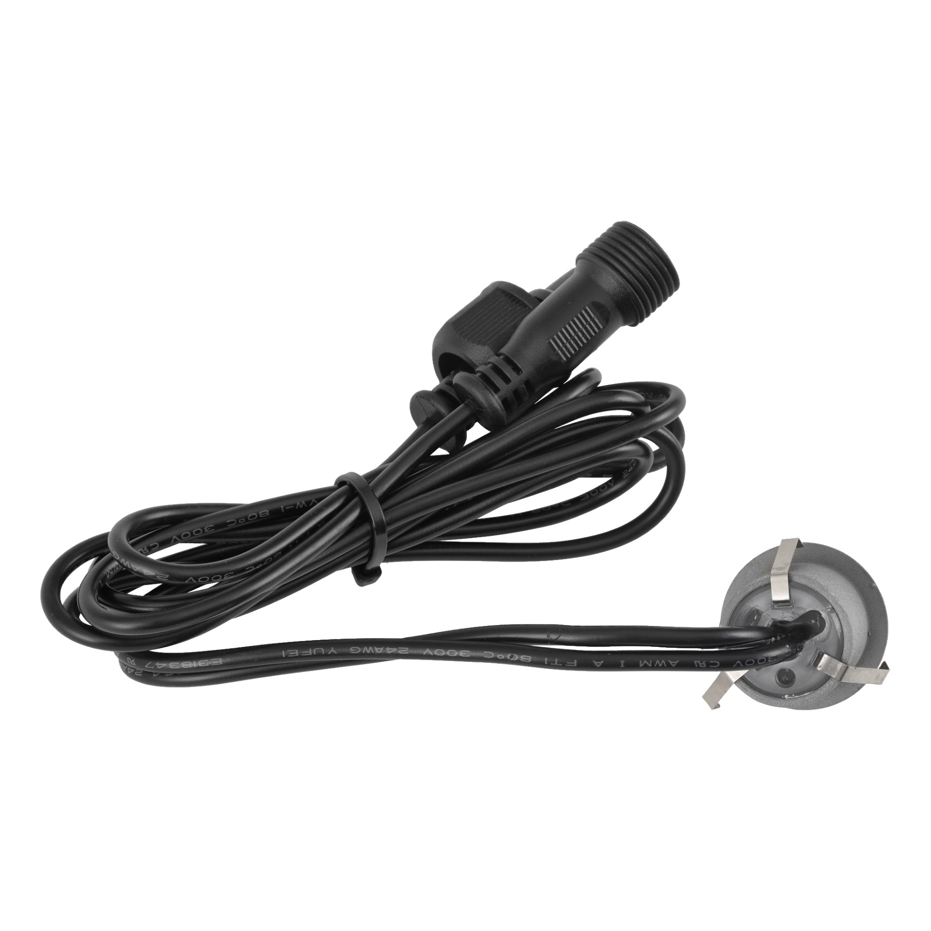 En løst sammenrullet svart strømkabel fra Anslut Decklights Connectable System 4-pakke, med en støpt plugg i den ene enden og en liten rund metallbit i den andre, som viste tre metallfliker som strakte seg utover.