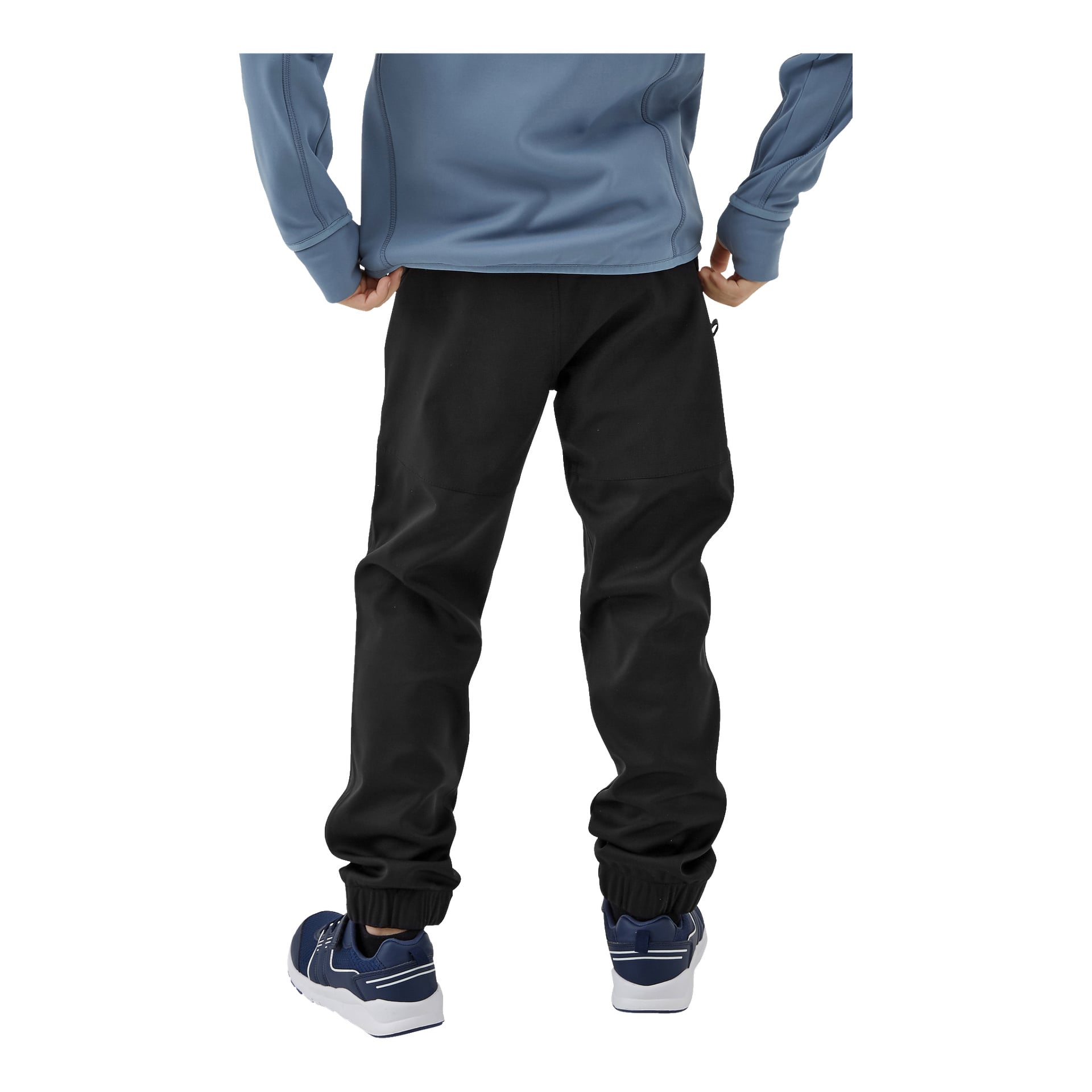 Eine Person steht mit dem Rücken zum Betrachter, trägt eine blaue Jacke und blaue Sneakers, trägt Kayoba Outdoor Kinderhosen mit elastischen Knöchelmanschetten und einem Jogger-Outfit, wobei die Arme entspannt an den Seiten liegen.