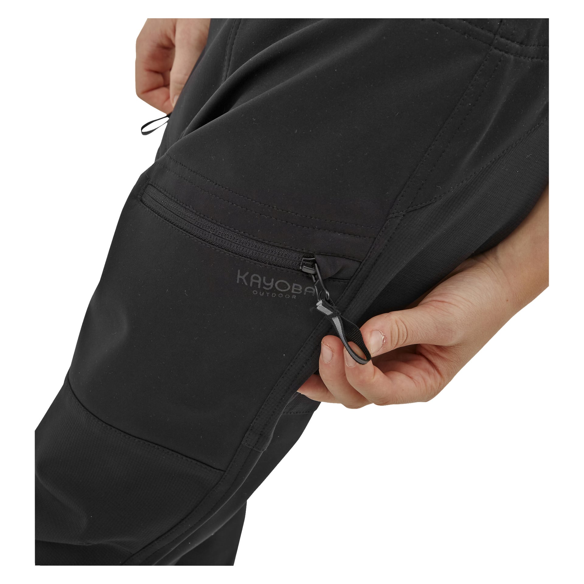 Die Hand einer Person öffnet den schwarzen Seitentaschen-Reißverschluss einer Kinderhose von Kayoba Outdoor. Das Kayoba Outdoor-Logo ist in der Nähe des Reißverschlusses sichtbar.