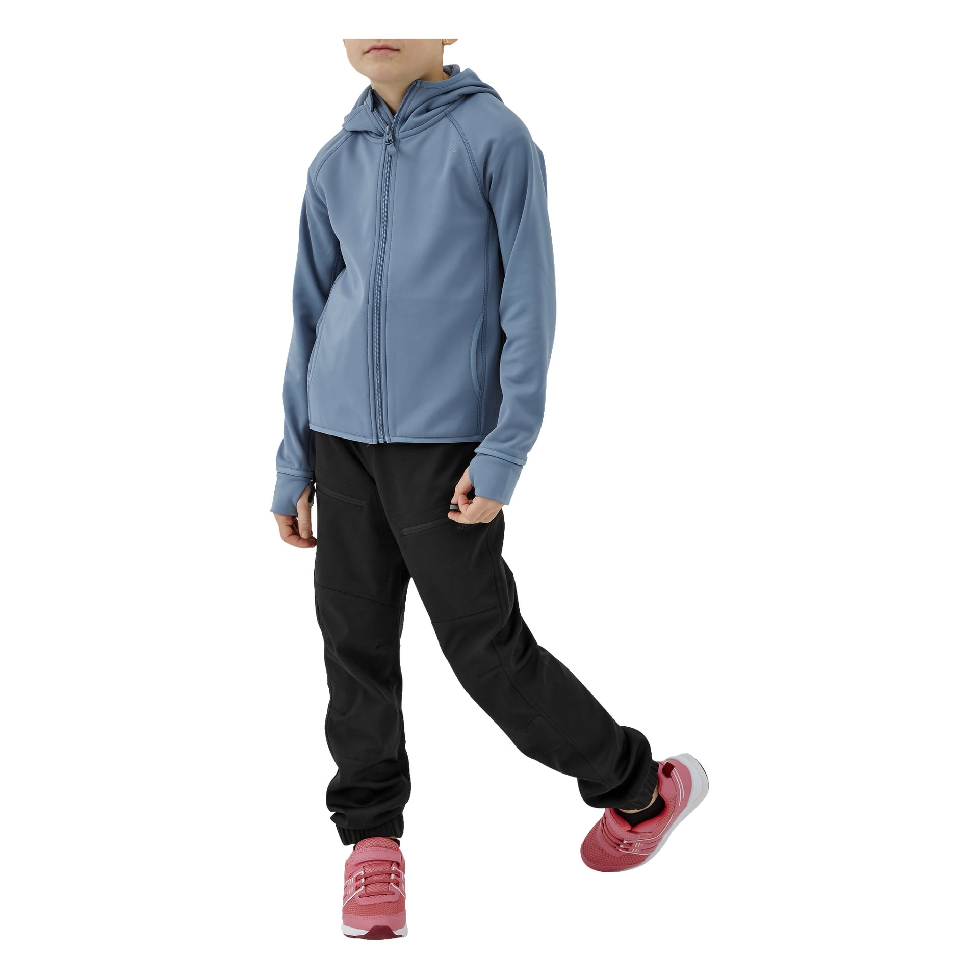 Ein Kind zeigt die Kayoba Outdoor-Kinderhose, steht mit einem Bein vor dem anderen überkreuzt und den Armen natürlich an den Seiten liegend.