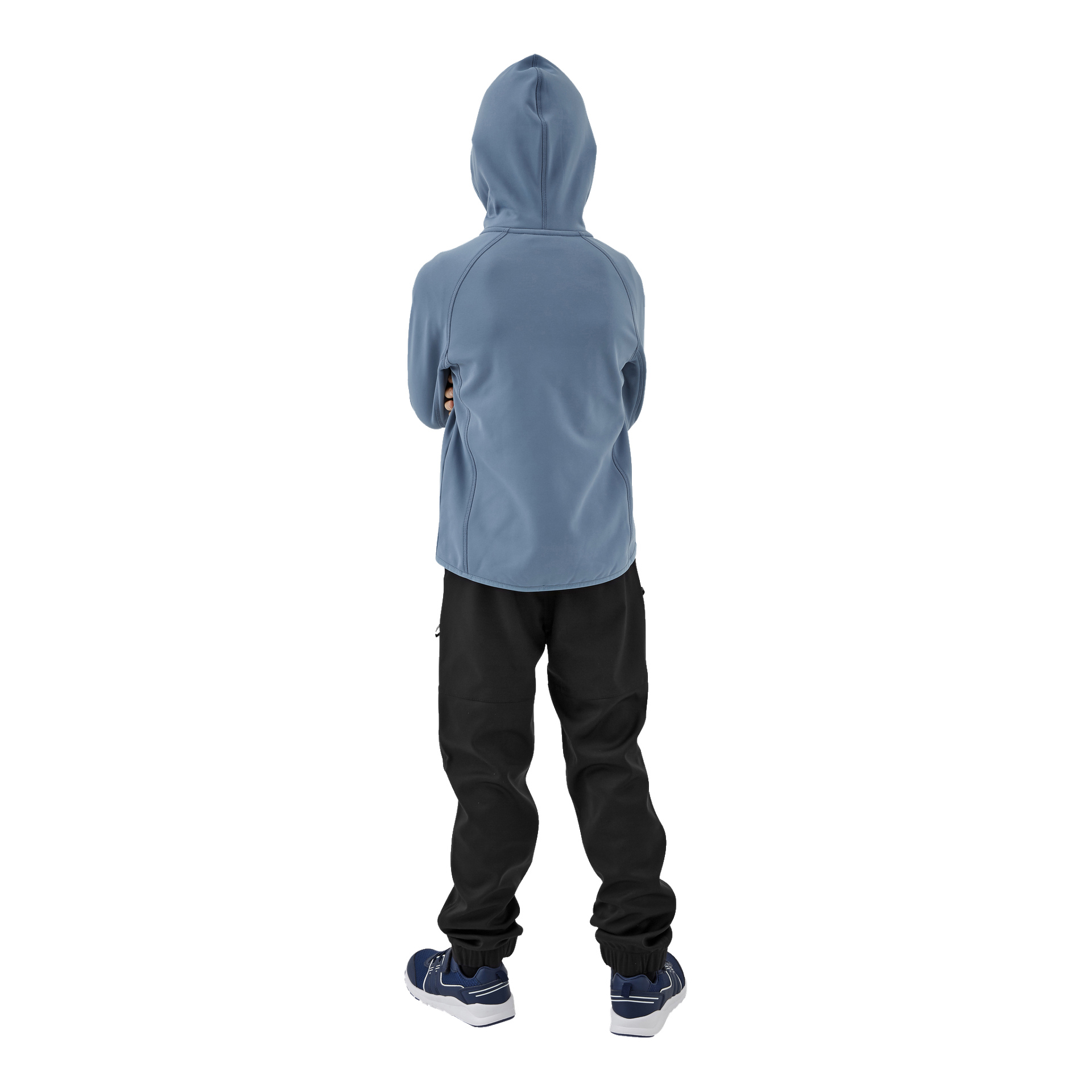 Eine Person steht mit verschränkten Armen und dem Rücken zugewandt, gekleidet in eine hellblaue Kapuzenjacke, schwarze Kayoba Outdoor-Kinderhosen und blaue Turnschuhe. Die Kapuze ist über ihren Kopf gezogen.