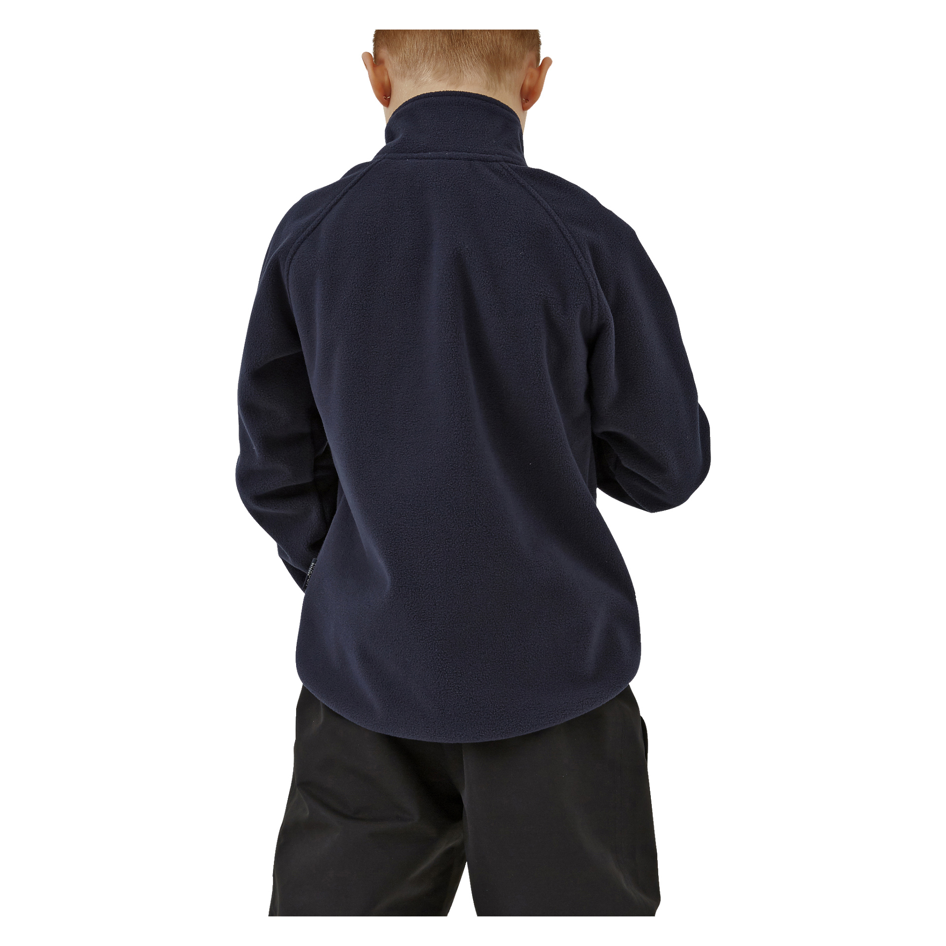 Lapsi katsoo pois kamerasta, pukeutuneena Kayoba Outdoor Childrenin tuulenkestävään fleece-takkiin ja mustiin housuihin.