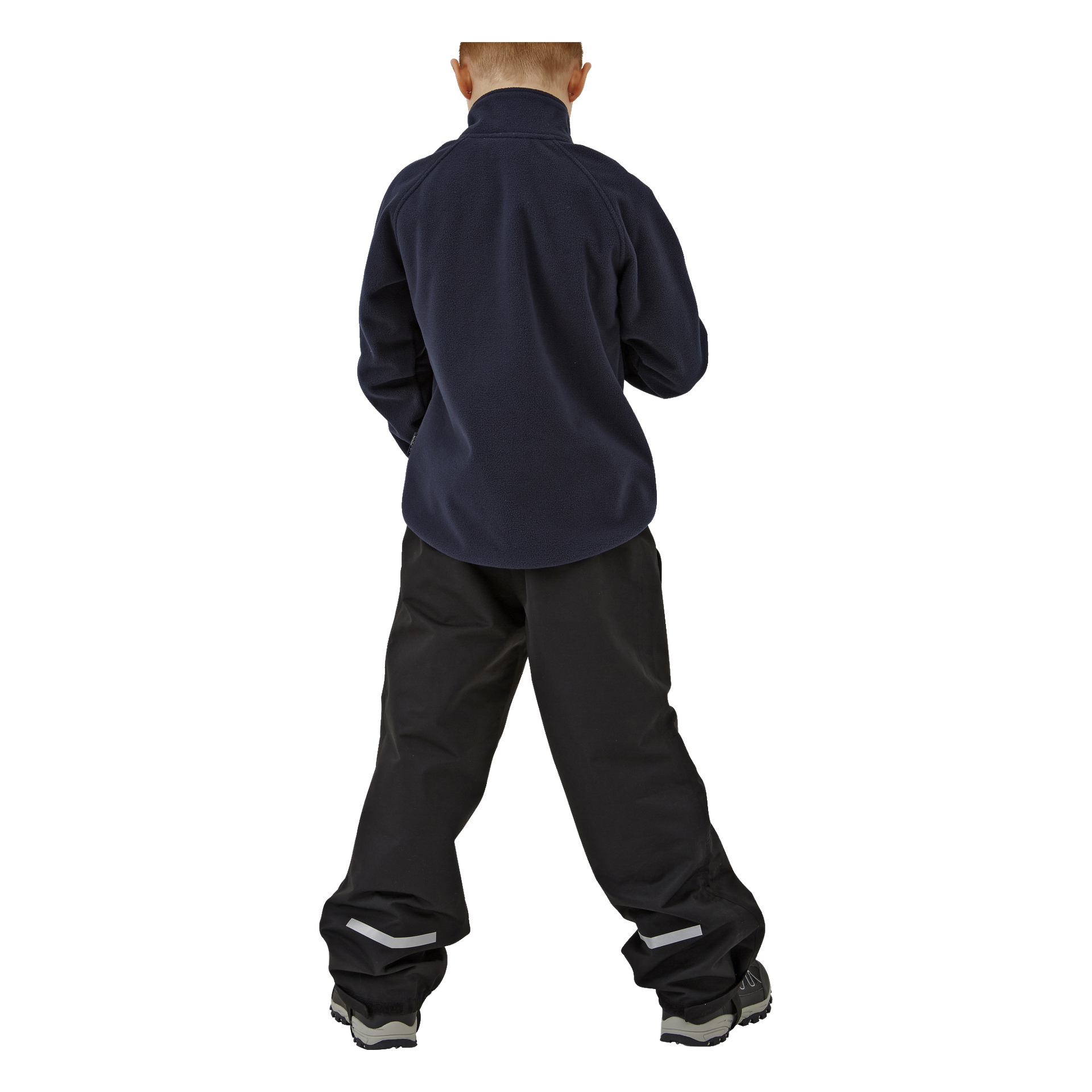 Dziecko, widziane od tyłu, ma na sobie granatową wiatrówkę Kayoba Outdoor Children's Fleece, czarne spodnie z refleksyjnymi paskami przy mankietach i czarne buty.