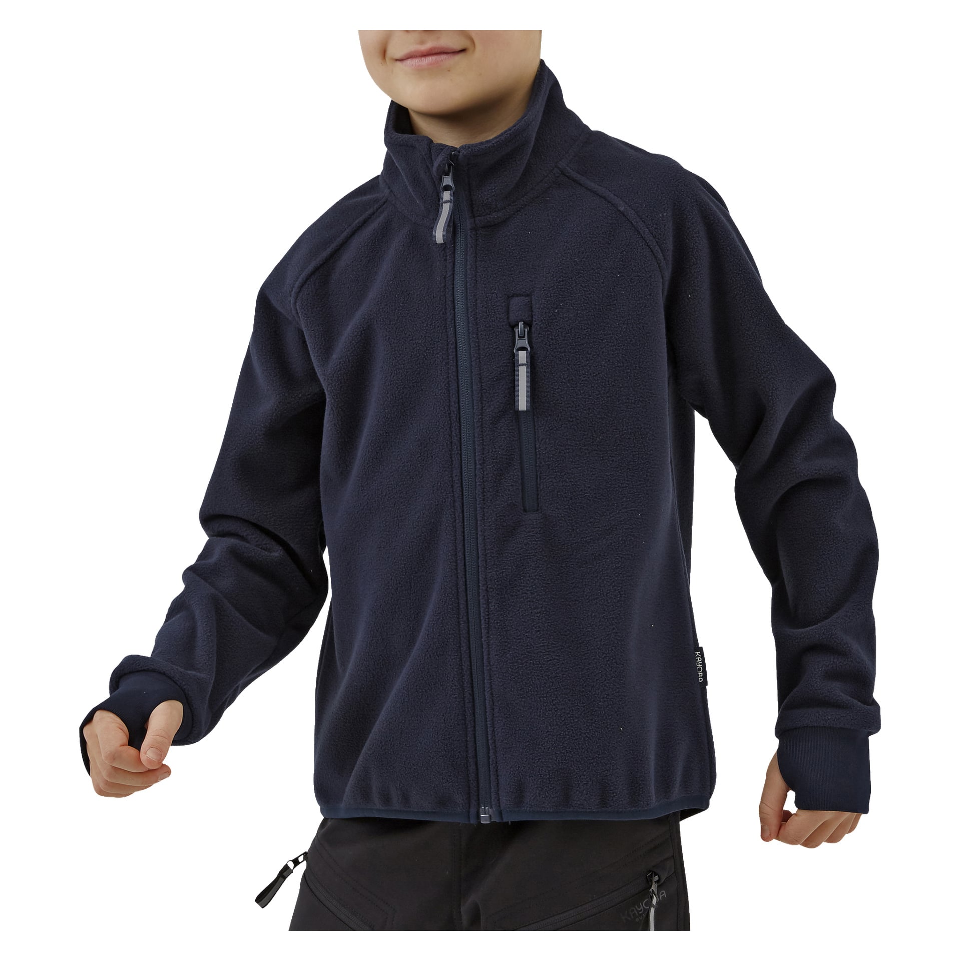 Lapsi, joka käyttää Kayoba Outdoor Children's Windproof Fleece -takkia, jossa on korkea kaulus ja vetoketjullinen rintatasku, näkyy ylävartalo ja osa jaloista näkyvissä.