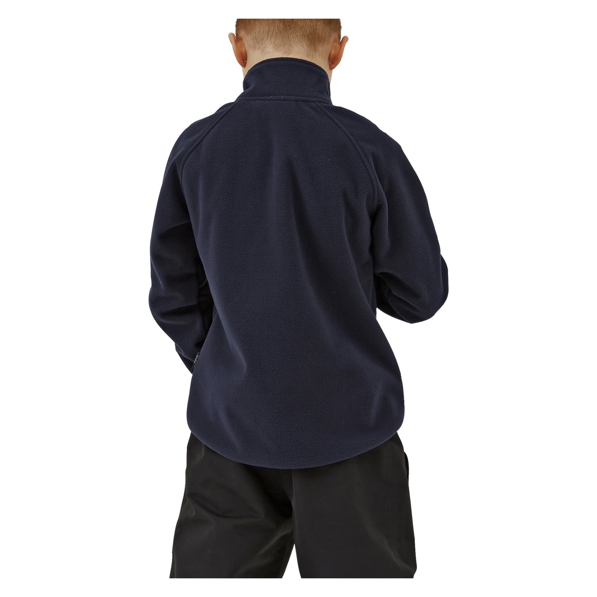 Takaa näytetään lapsi, pukeutuneena tummansiniseen Kayoba Outdoor Children's tuulenkestävään fleecetakkiin ja mustiin housuihin.