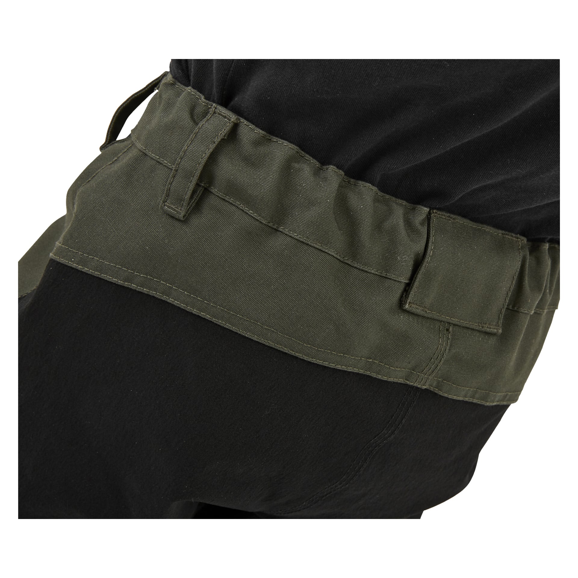 Närbild av någon i Kayoba Outdoor Children's Outdoor Trousers, med svart material i kontrast till ett olivgrönt midjeband med bältesöglor och sidoflik, vilket framhäver sömdetaljerna och det texturerade tyget.