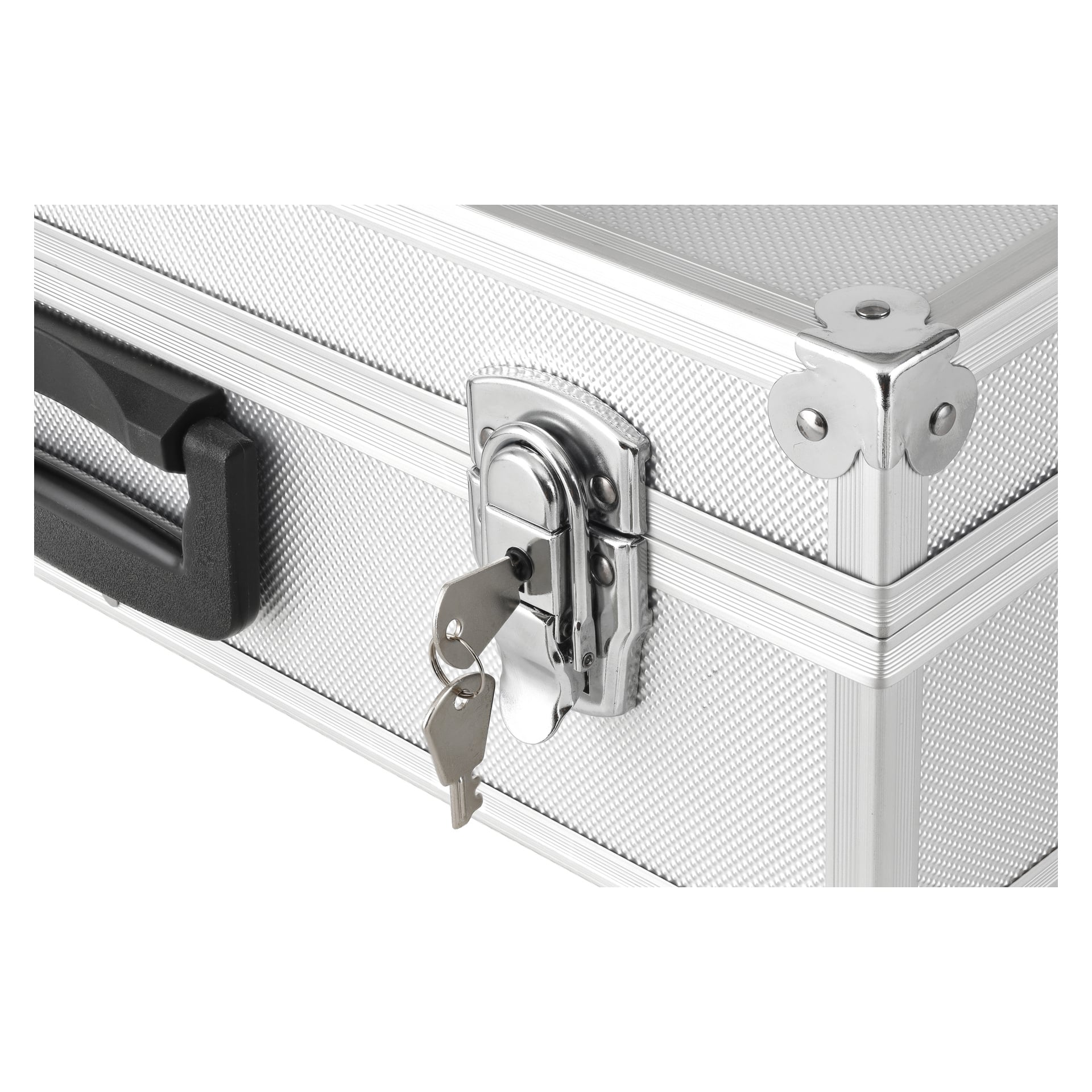 Yksityiskohtainen näkymä Hard Head Aluminium -kotelosta korostaa sen teksturoitua hopeapintaa ja järjestettyjä väliseinäjä. Salpa lukitaan kahdella avaimella, ja vasemmalle puolelle ilmestyy musta kahva.