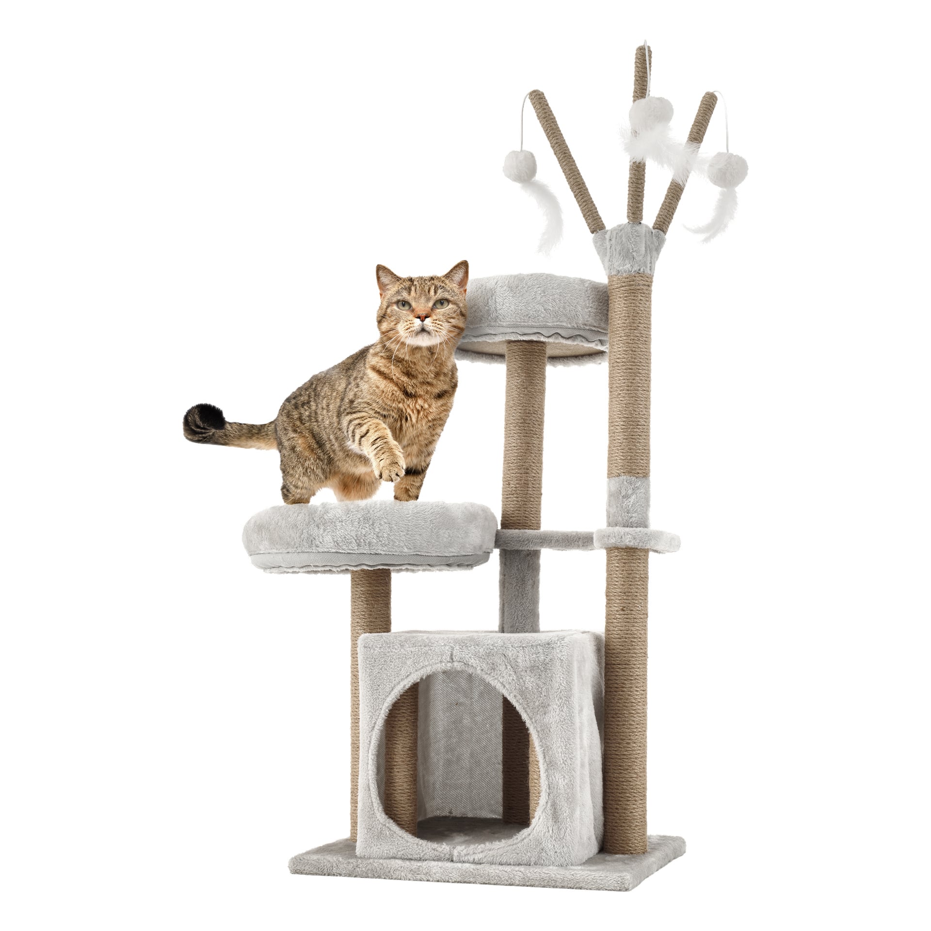Eine braune getigerte Katze mit einer erhobenen Pfote steht auf dem Kayoba-Kratzbaum für Katzen, einem grauen, mehrstöckigen Kratzbaum mit mehreren Plattformen, Kratzpfästen, einem Fach und hängenden weißen Plüschspielzeugen.