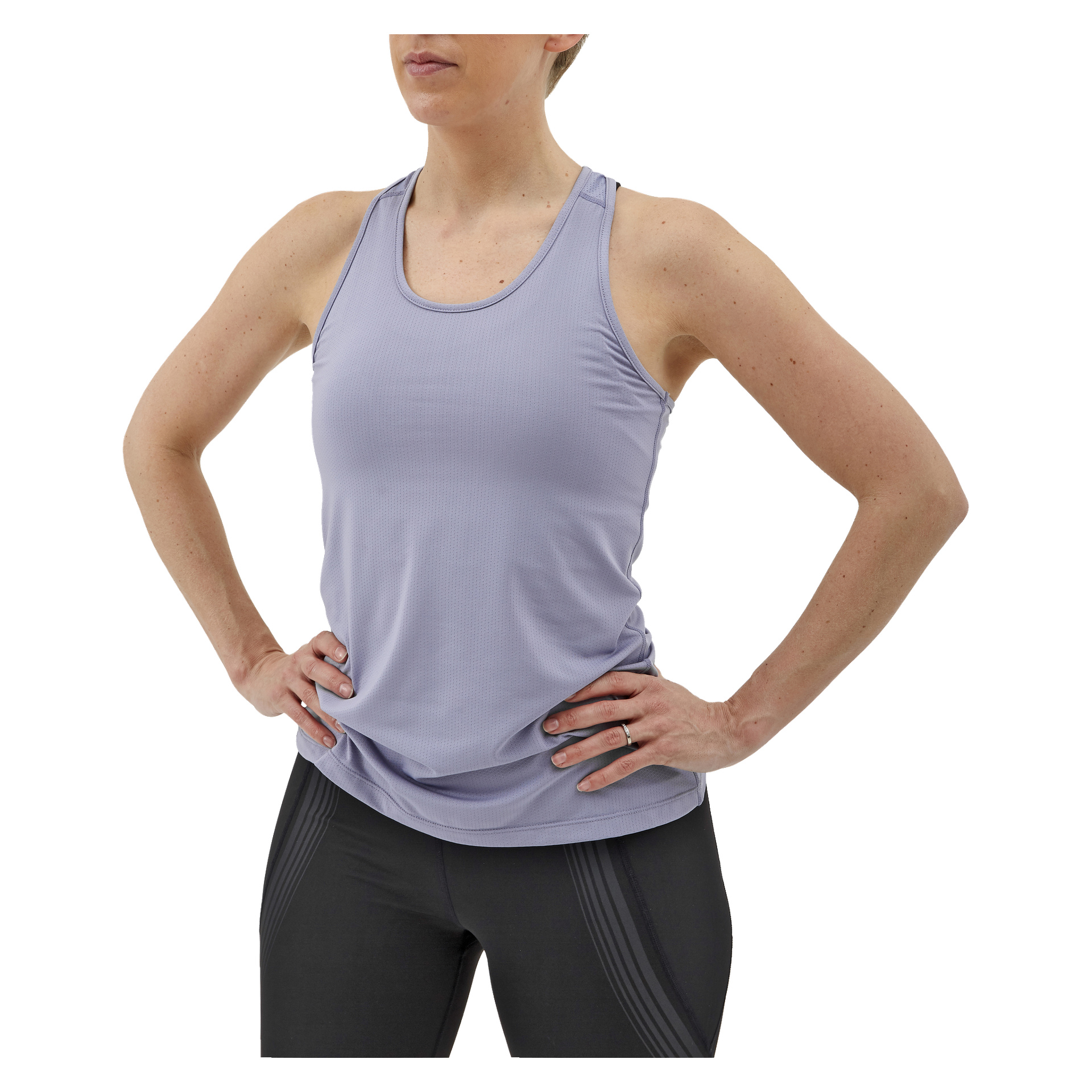 Henkilö, jolla on kädet lanteilla, mallintaa vaaleanviolettia Kayoba Women's Training Top Albanyssa mustien leggingsien kanssa. Kuvassa näkyy vain ylävartalo, ja pää on osittain rajattu pois.