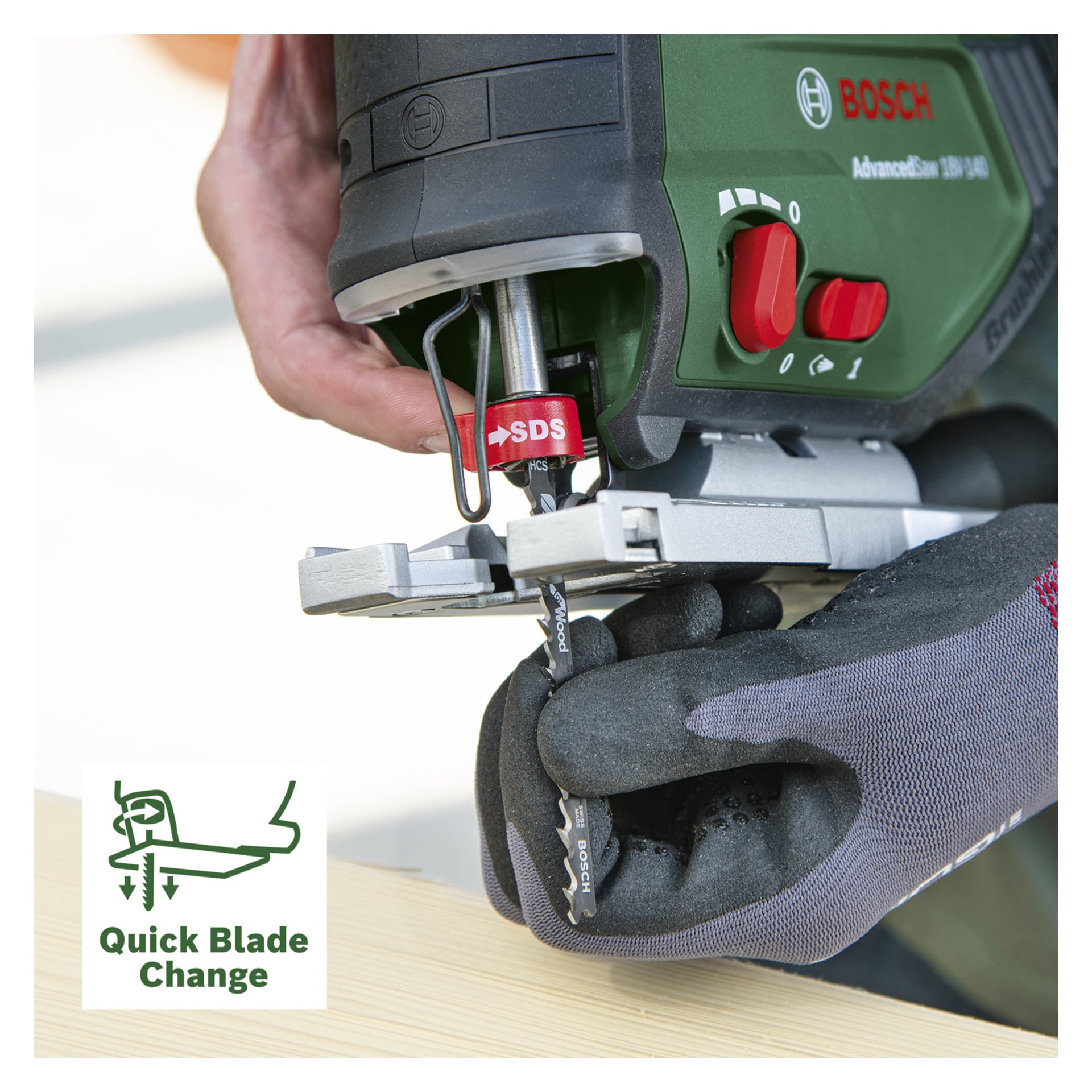 En person med hansker skyver et blad inn i Bosch Power 4 All AdvancedSaw 18V-140 trådløs stikksag, og viser SDS-funksjonen for rask bladbytte. I hjørnet viser et ikon "Quick Blade Change" sammen med en puslespillillustrasjon.