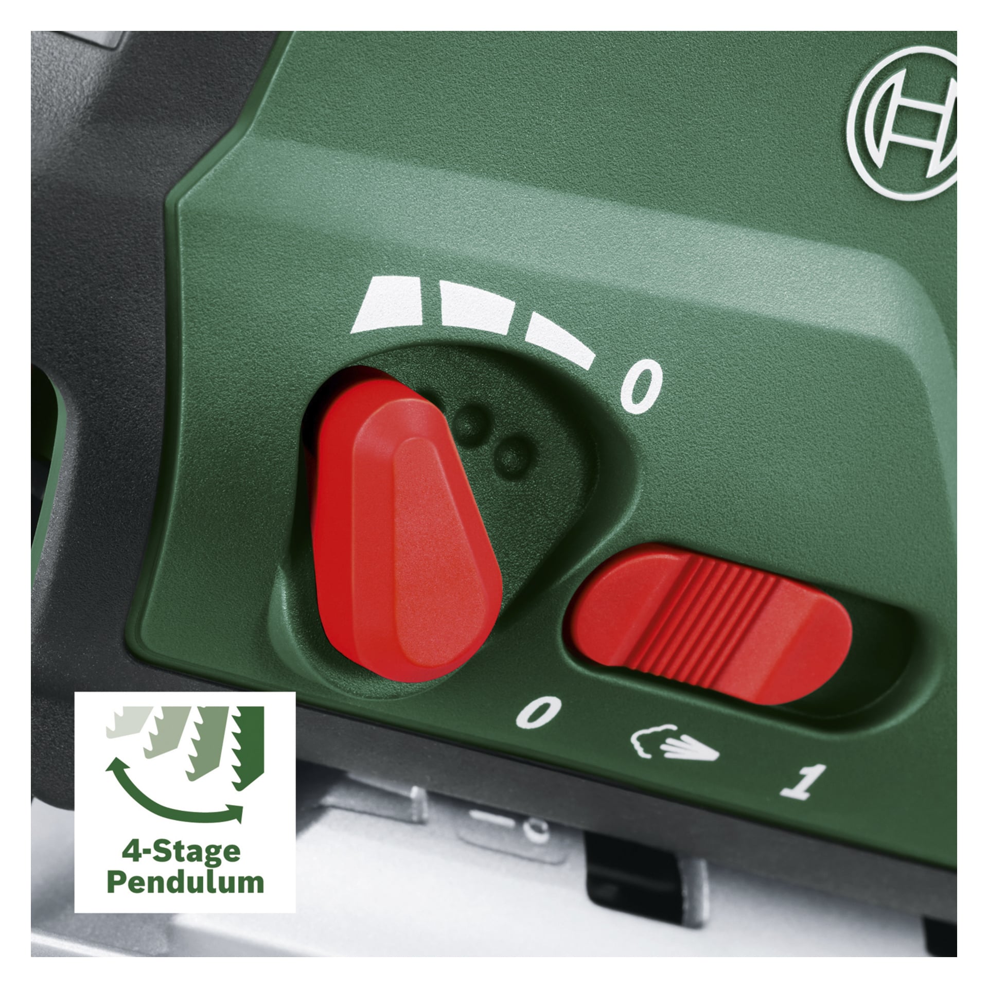 Detaljert nærbilde av Bosch Power 4 All AdvancedSaw 18V-140 batteridrevne stikksag, med sitt karakteristiske grønne kabinett, en fremtredende rød skyvebryter og en rød fire-posisjons kontrollskive. Etiketten lyder "4-trinns pendel" ved siden av et diagram som illustrerer ulike sagbladbevegelser.