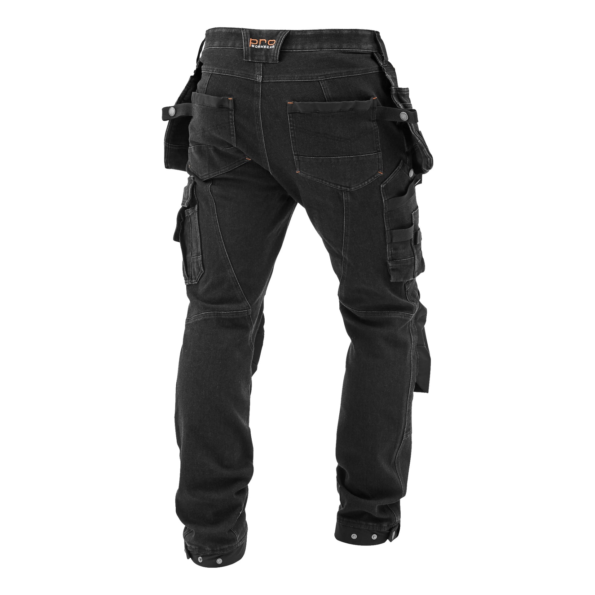 Schwarze Bluewear Pro Workwear Steve Denim Herrenhosen sind von hinten sichtbar und betonen ihre zahlreichen Taschen, Werkzeugschlaufen, verstärkte Nähte und Knopfverschlüsse an Taille und Knöcheln. Ein Markenlogo-Patch ist am Bund sichtbar.