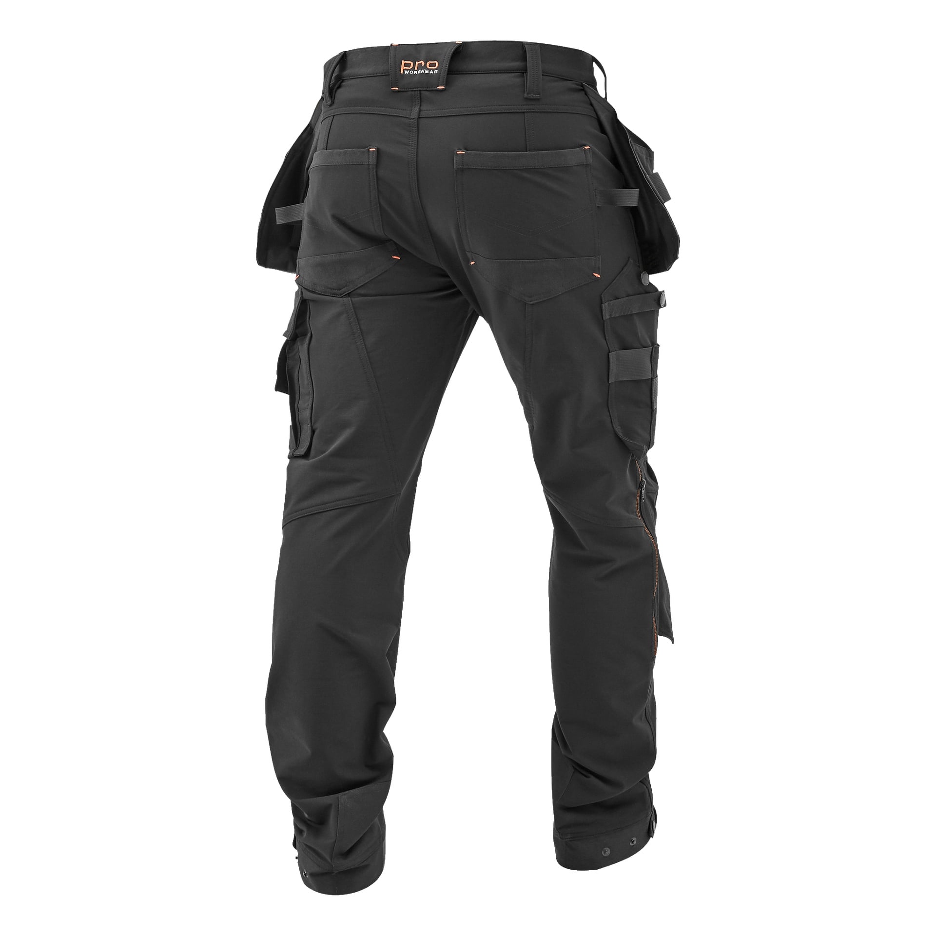 Herrbyxor för arbete, "Steve" från Bluewear Pro Workwear, är svarta och har flera fickor, verktygsöglor, förstärkta sömmar och har ett midjeband med en "PDQ Workwear"-etikett.