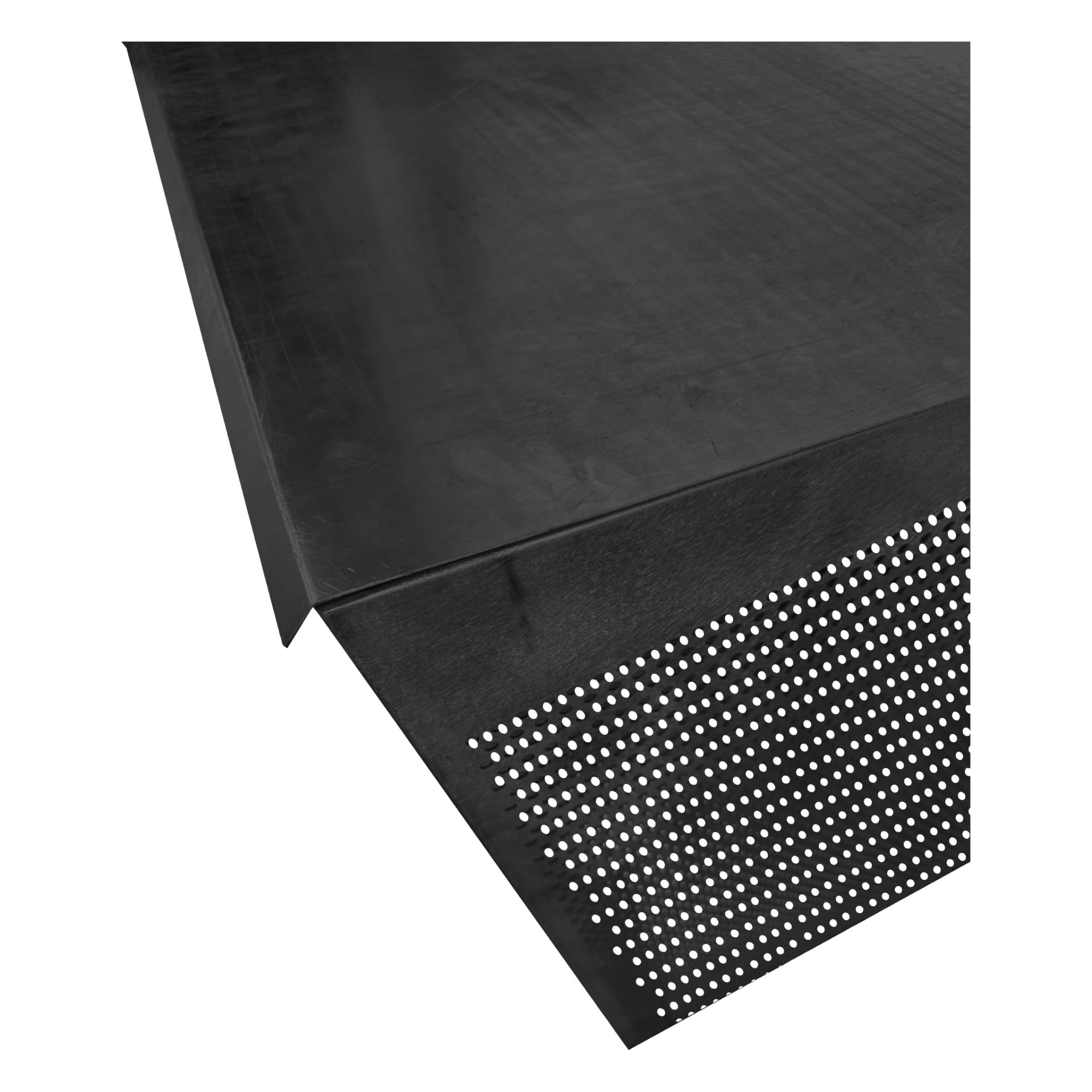 Et detaljert bilde av Anslut Airs varmepumpedeksel, med svart metallplater bøyd i en rett vinkel. Den ene siden viser et mønster av jevnt arrangerte små runde hull.