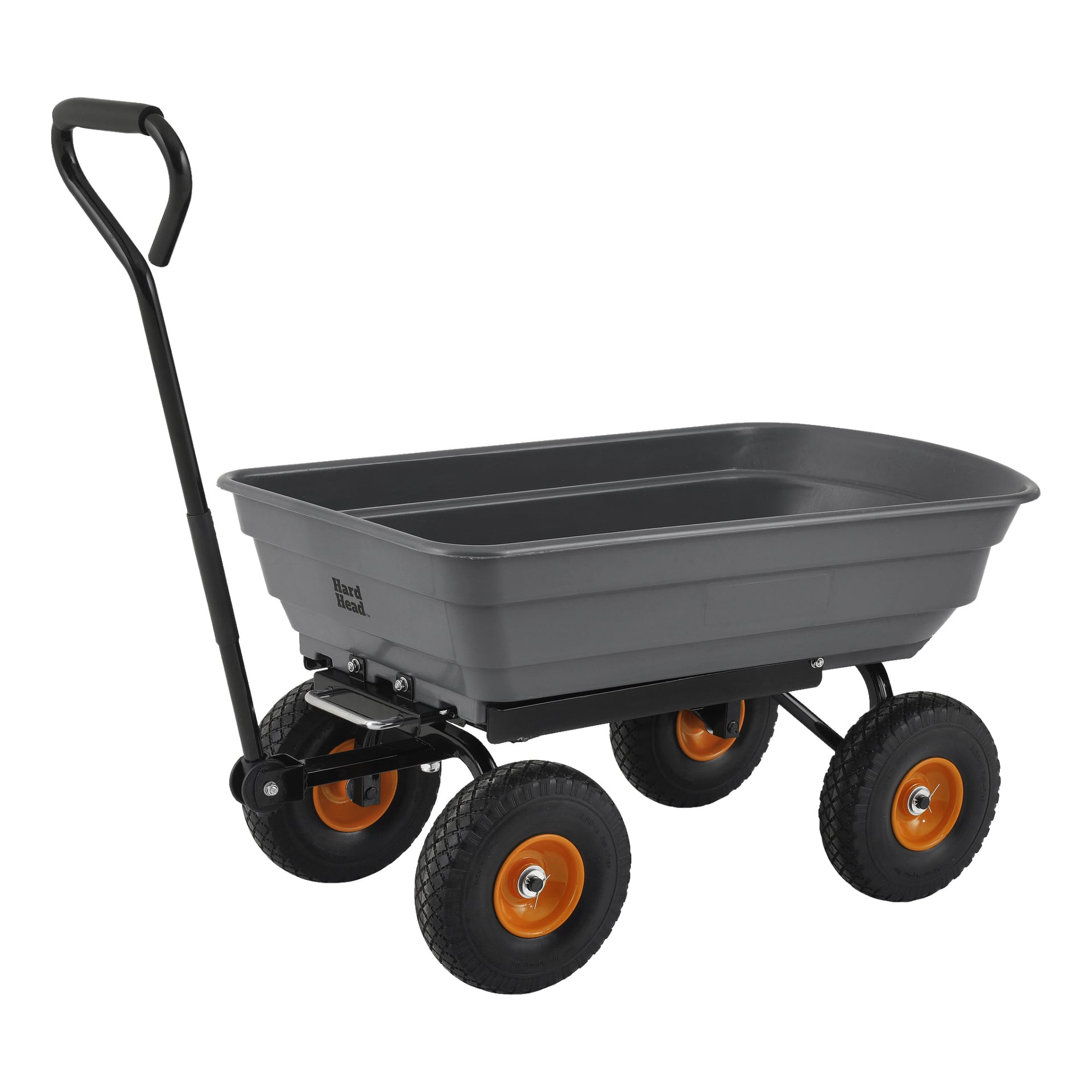 En Hard Head tippbar transportvagn med grå plastkaross, fyra svarta och orange hjul, en solid svart metallram och ett förlängt svart draghandtag.