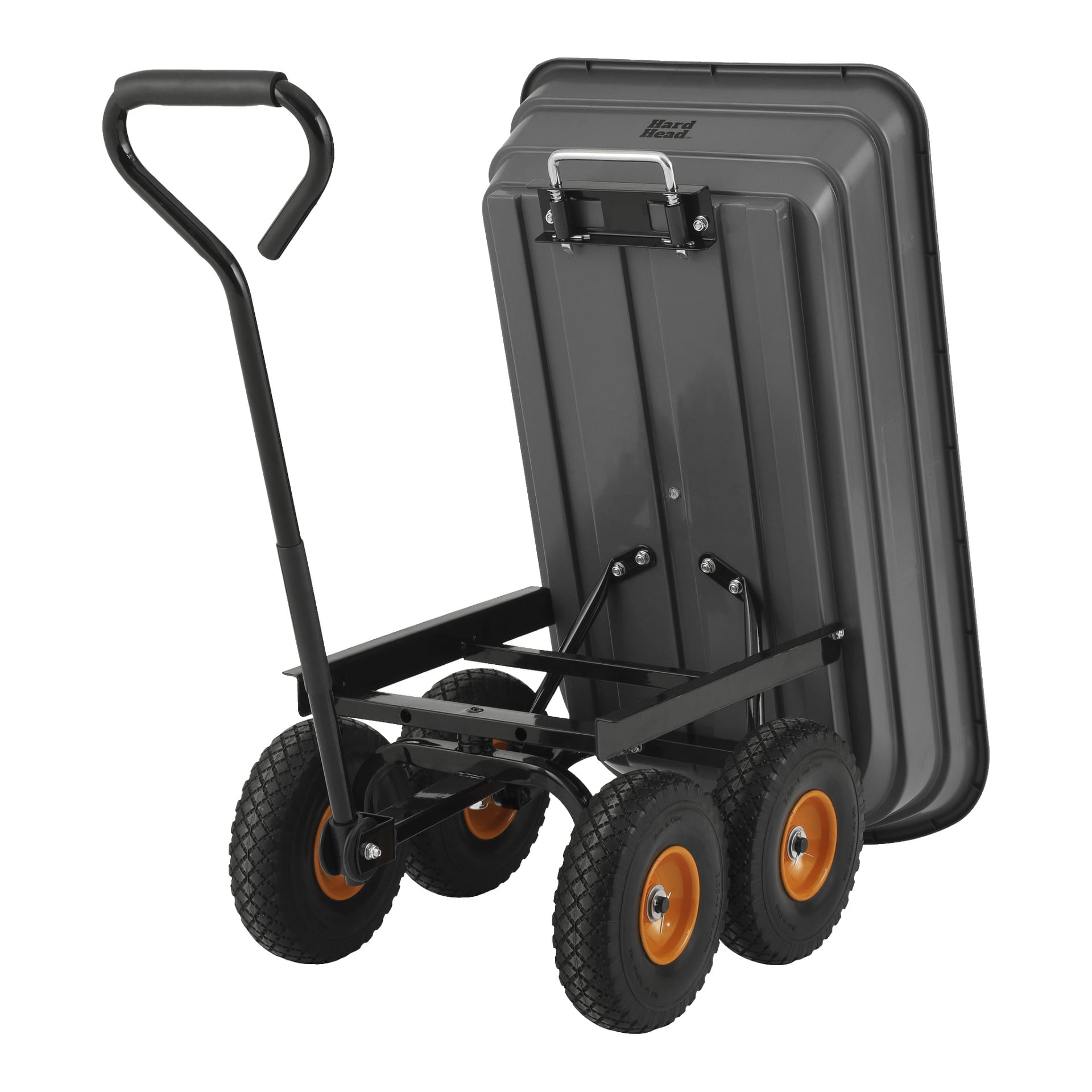 En Hard Head tippbar transportvagn har fyra hjul, svart ram och orange hjulnav. Den har en stor grå plastförvaringslåda upprätt mot ryggstödet och har ett välvt handtag utformat för bekvämt grepp och enkel manövrering.