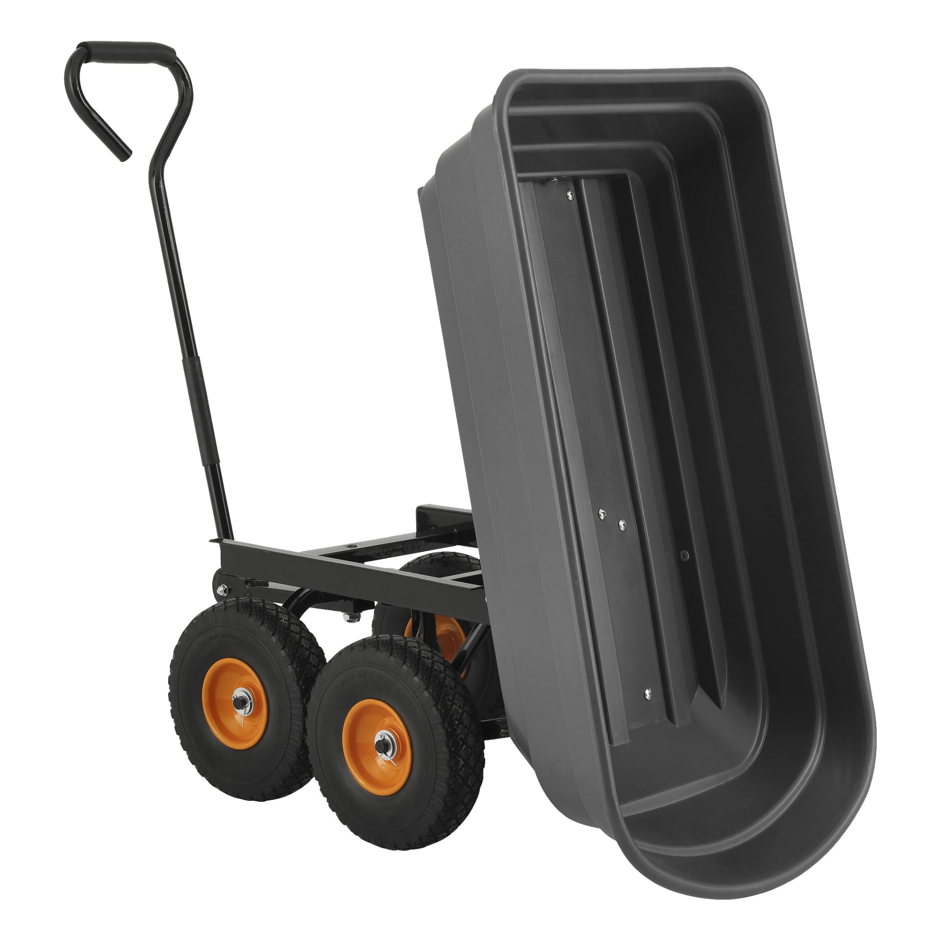 En Hard Head transportvagn med en djup svart plastlåda, högt handtag, robust metallram och fyra hjul med orange fälgar. Behållaren är lutad uppåt för att visa dess rymliga inre.