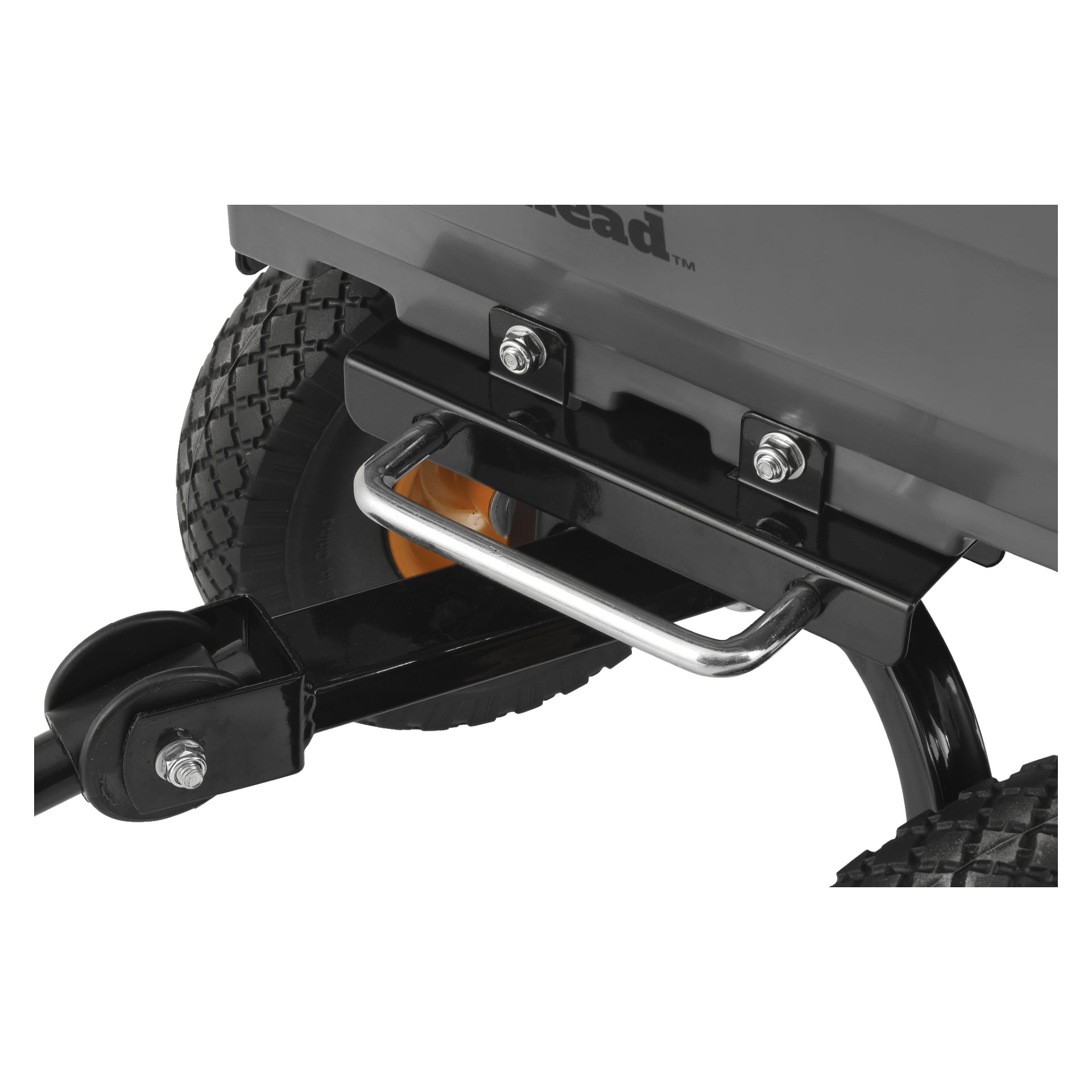 Detaljerad närbild av det svarta metallhandtaget kopplat till Hard Head Tippable transportvagn, med fokus på synliga bultar, ett hjul och en del av vagnens ram. Uppmärksamhet riktas mot designen och byggkvaliteten på hårdvarukomponenterna.