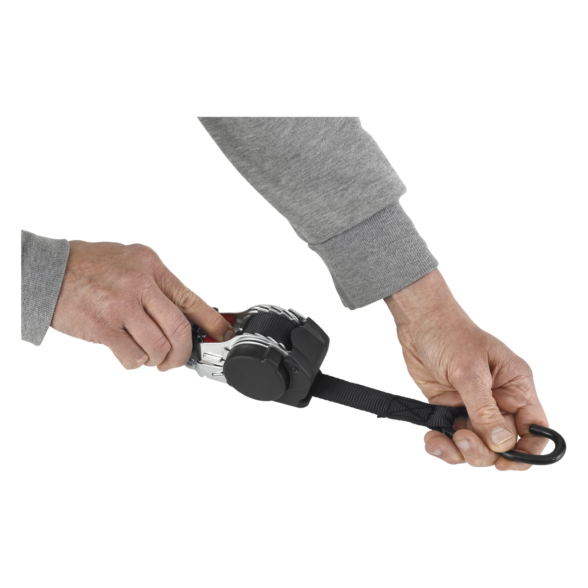 Eine Person, die ein graues Langarmshirt trägt, befestigt einen Hamron Selbstaufziehgurt, hält mit einer Hand die Ratsche und mit der anderen am Ende den Haken fest.