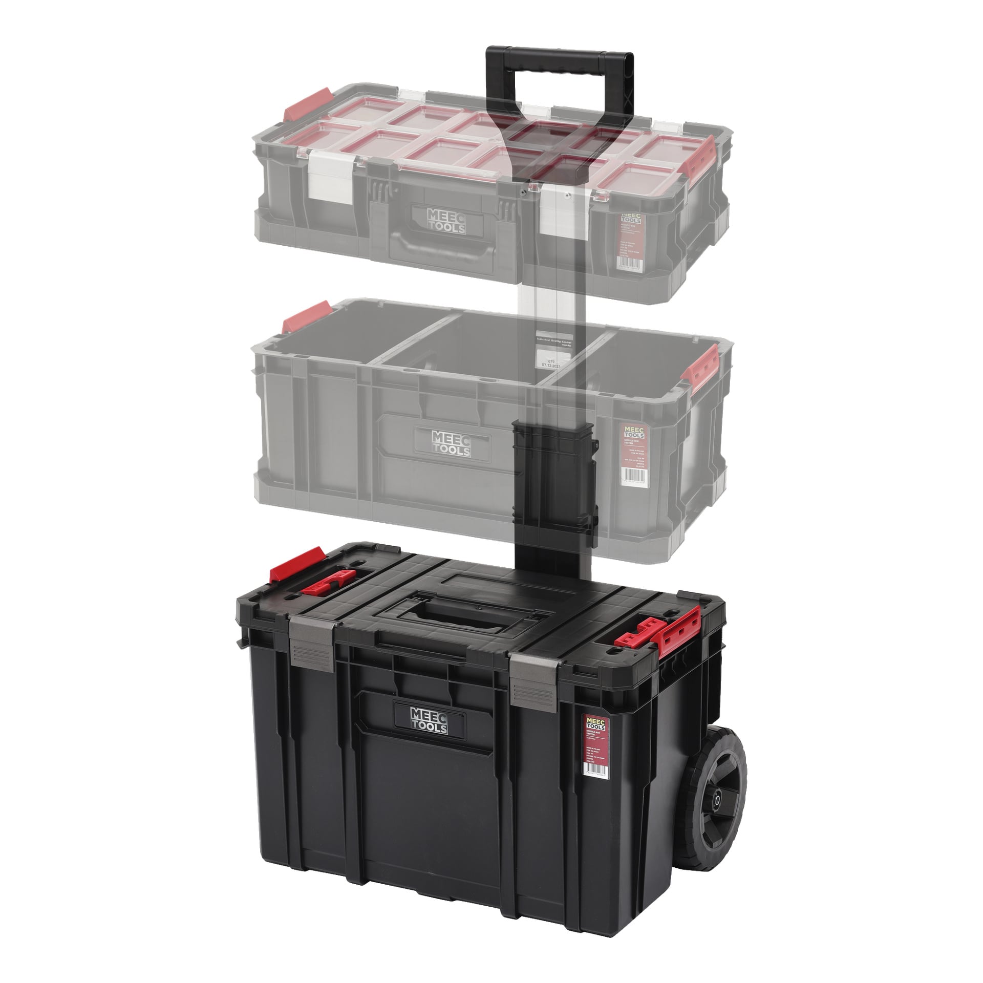 Ein schwarzes Meec Tools Tool Trolley Modul-Box System mit verlängertem Teleskopgriff, roten Verschlüssen, Metalldetails und dem Meec Tools Logo auf der Vorderseite. Zwei halbtransparente Boxen befinden sich über dem Hauptwagen, um die Stapelbarkeit zu veranschaulichen.