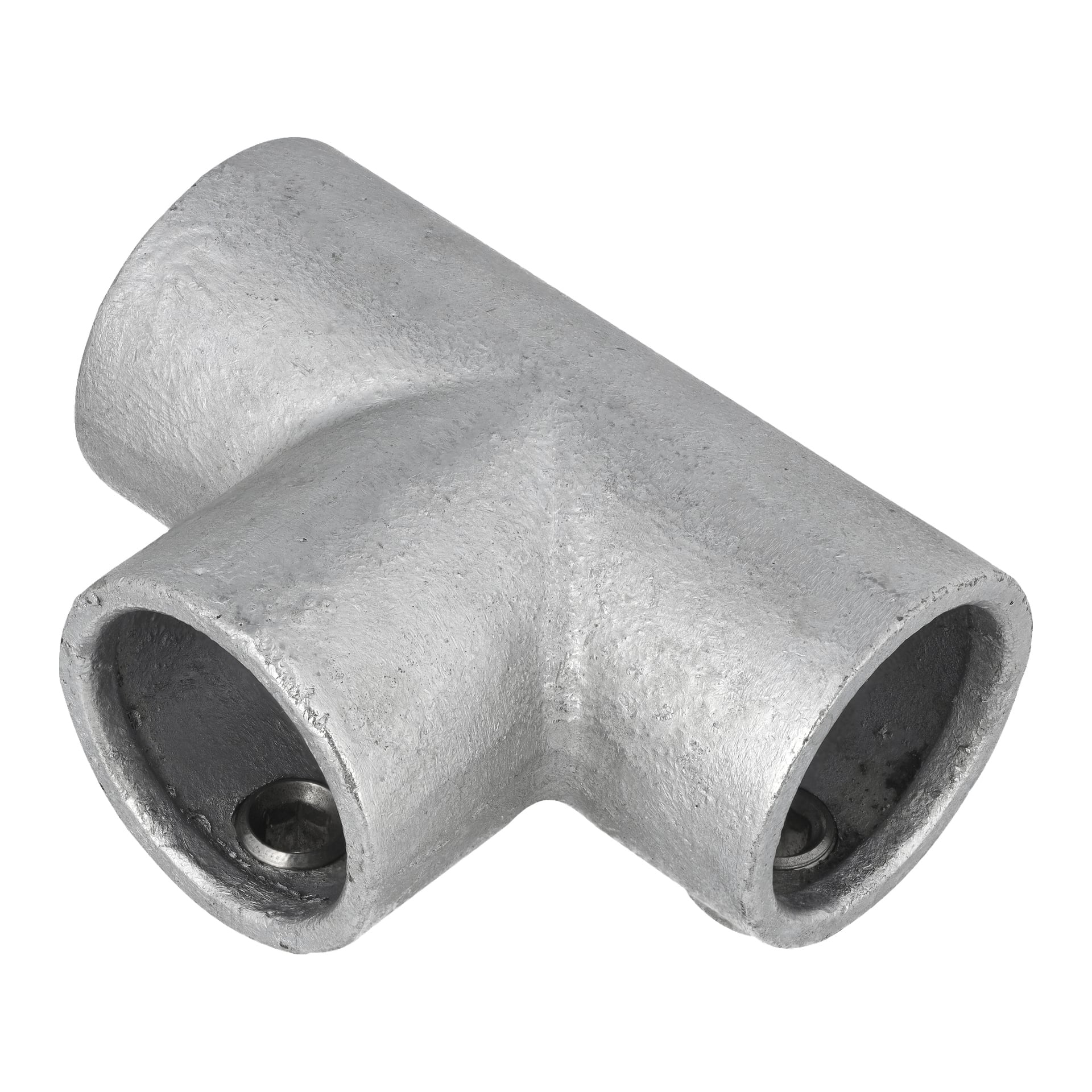 Eine silberne, T-förmige Hard-Head T-Kupplung aus Metall verfügt über drei Rohröffnungen und eine kleine Schraube in einem der Öffnungen. Seine Oberfläche ist rau und unfertig, und es ist so konstruiert, dass Rohre oder Rohre im rechten Winkel verbunden werden.