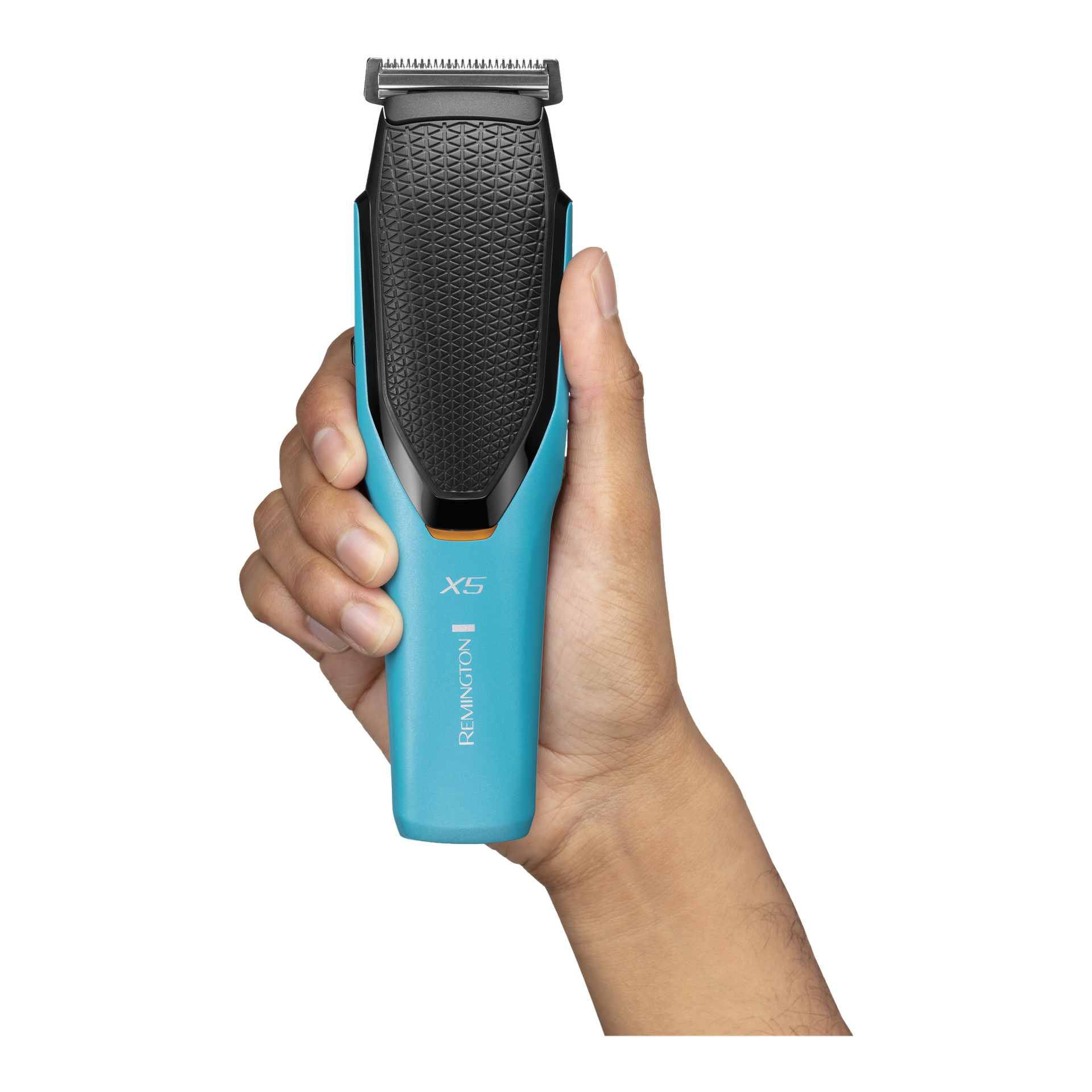 En hånd griper en Remington Cordless Hair Clipper Power X Series X5 HC5000, med et teksturert svart håndtak og blå hylster, sett fra en overliggende vinkel.