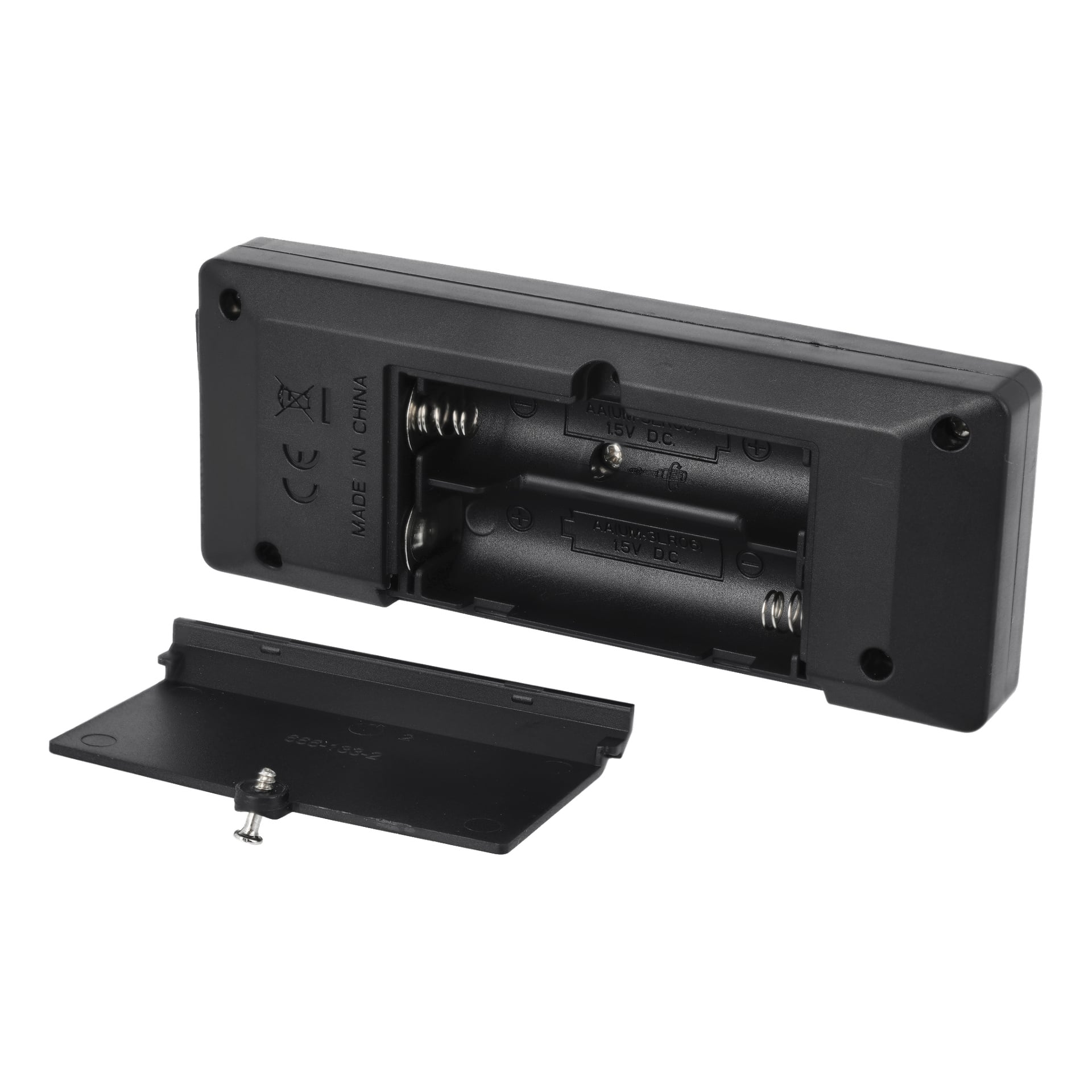 En svart plast Kayoba radiostyrt bil med åpent batterirom og deksel fjernet, med to AA-batterispor og synlige metallkontakter inni. Kupédekselet hviler foran bilen.