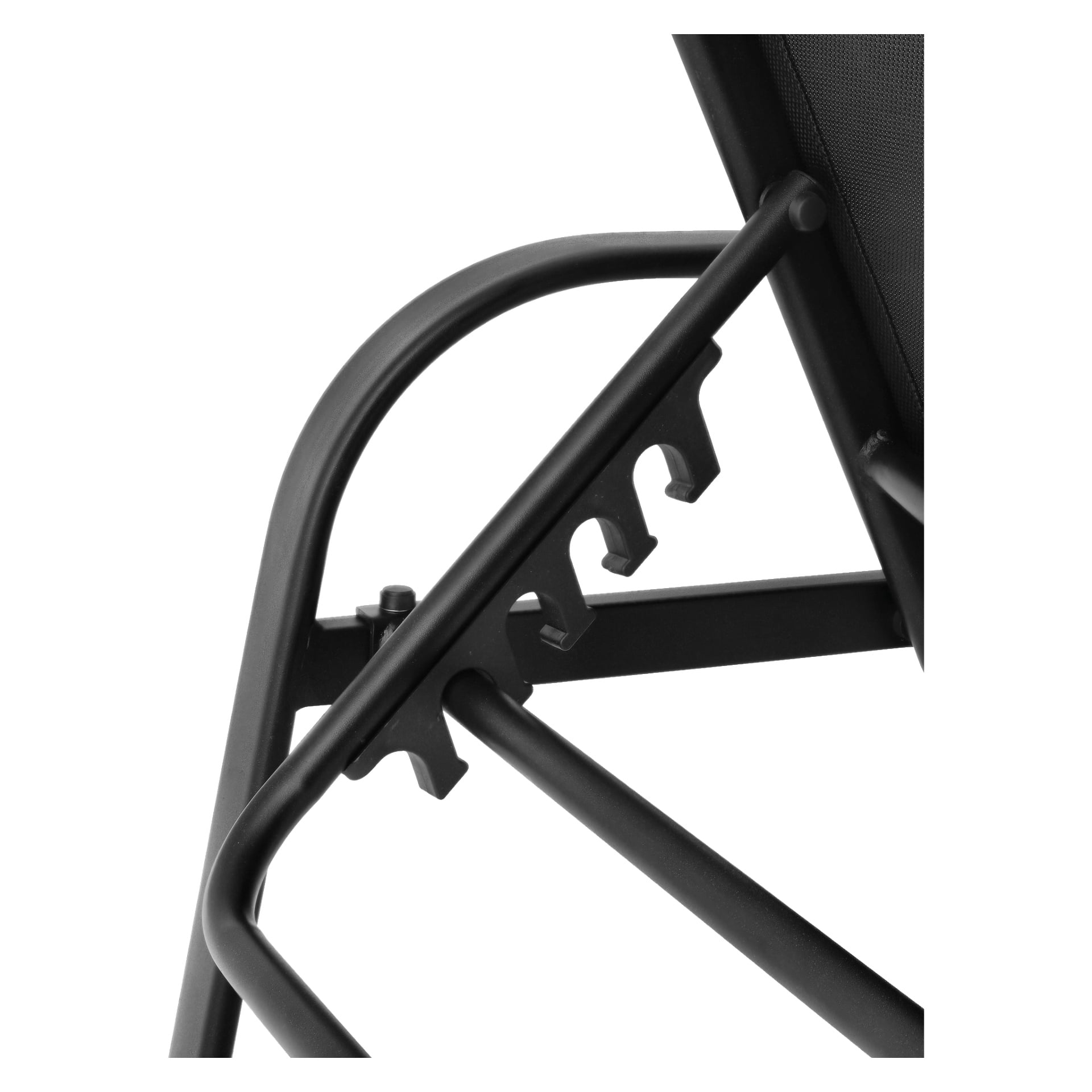 Detaillierte Ansicht des EKVIP Sonnenbettrahmens zeigt einen schwarzmetalligen Mechanismus mit drei Schlitzen, die den Winkel der Rückenlehne anpassen und stützen.