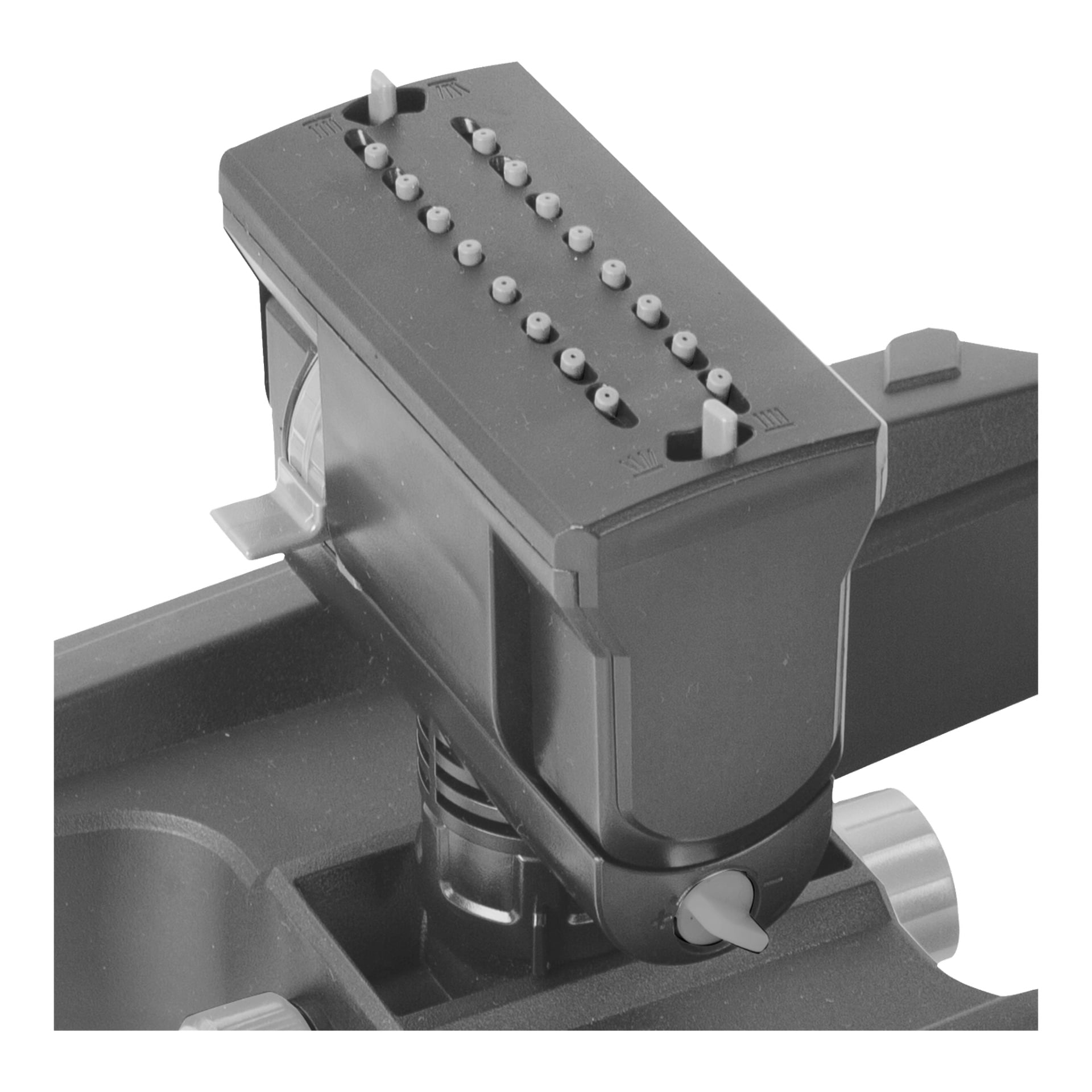 Detaljerad vy av en svart plastkontrollpanel fäst vid Hard Head Water Sprinkler, som visar knappar, reglagor, upphöjda taktila markeringar och flera justeringsrattar. Delar av sprinklerens interna mekanism kan också ses.
