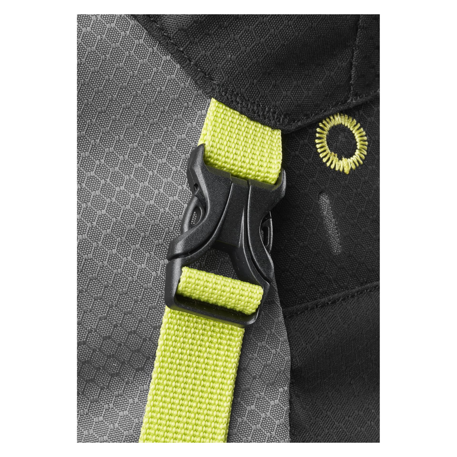 Eine detaillierte Nahaufnahme zeigt eine schwarze seitlich öffnende Schnalle, die an einem leuchtend gelben Riemen des Kayoba Hiking Rucksacks befestigt ist und den grau-schwarzen sechseckigen Stoff sowie die markanten Nähte des Rucksacks hervorhebt.