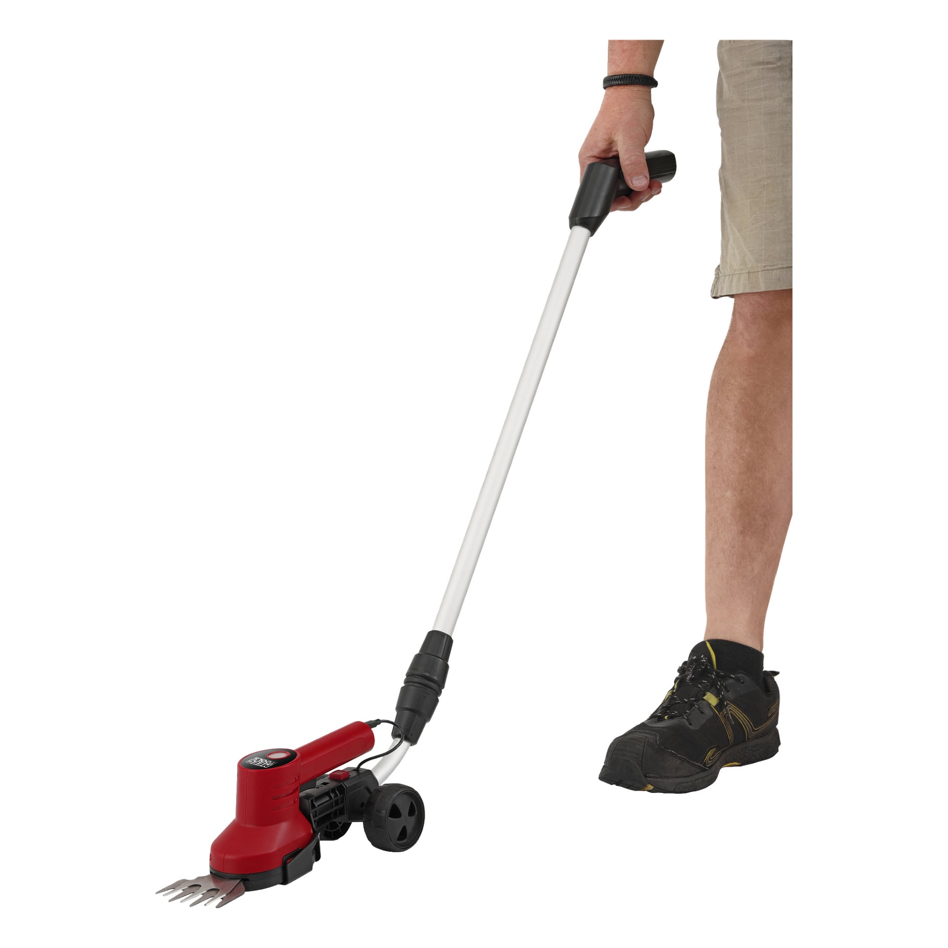 Eine Person bedient den Meec Tools Teleskop-Griff für einen Multitrimmer. Nur ihr unterer Teil ist zu sehen, gekleidet in khakifarbene Shorts, schwarze Schuhe und ein schwarzes Armband.