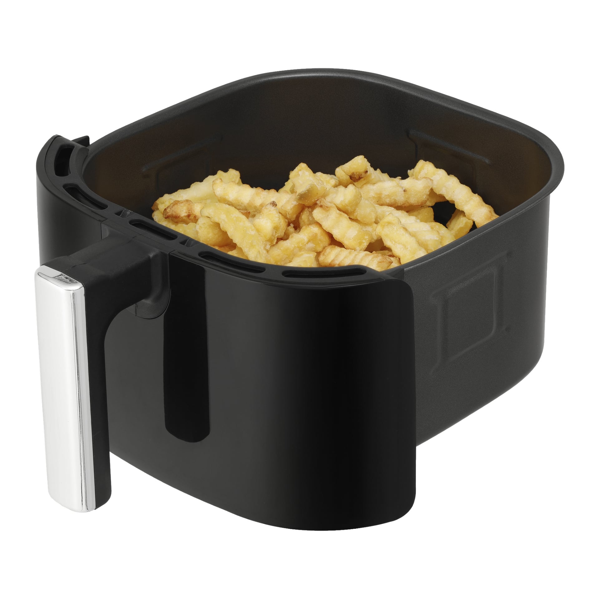 En färgstark airfryer-korg med silverhandtag är fylld med skrynkliga pommes frites.
