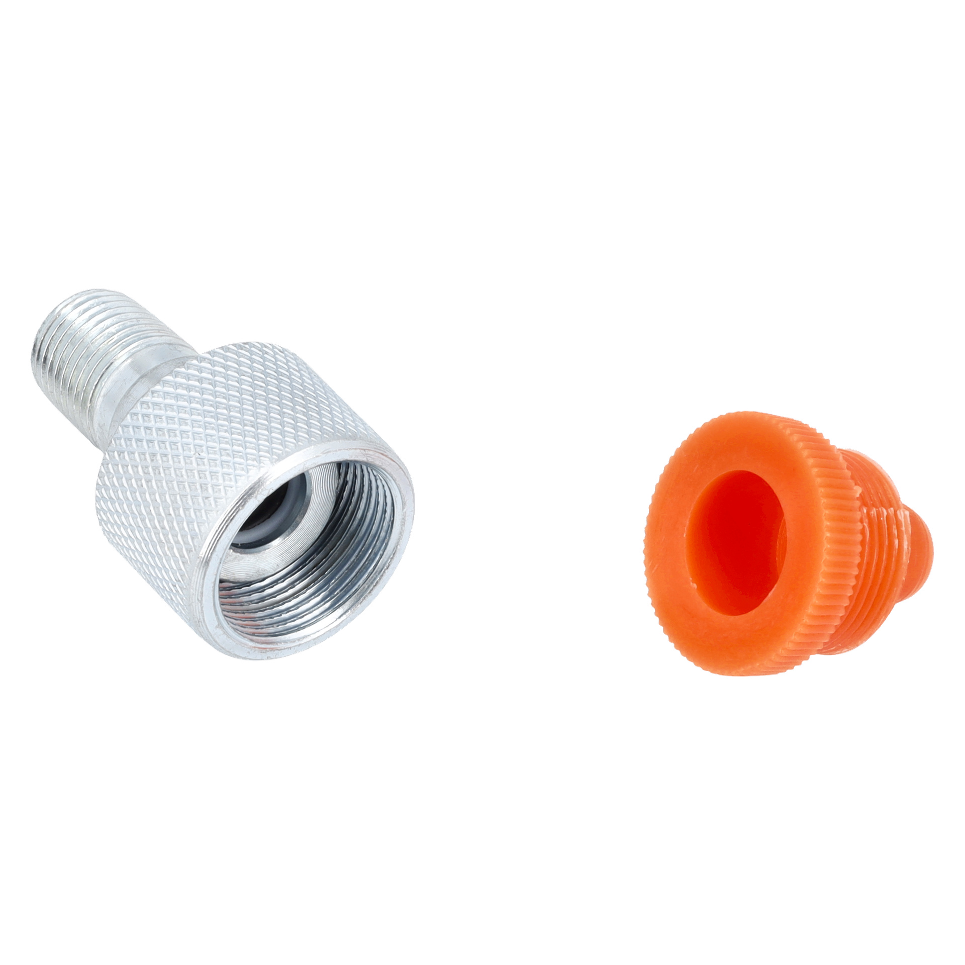 Nippeln på kolven, med en metallgängad adapter och orange plastkoppling, visas sida vid sida.