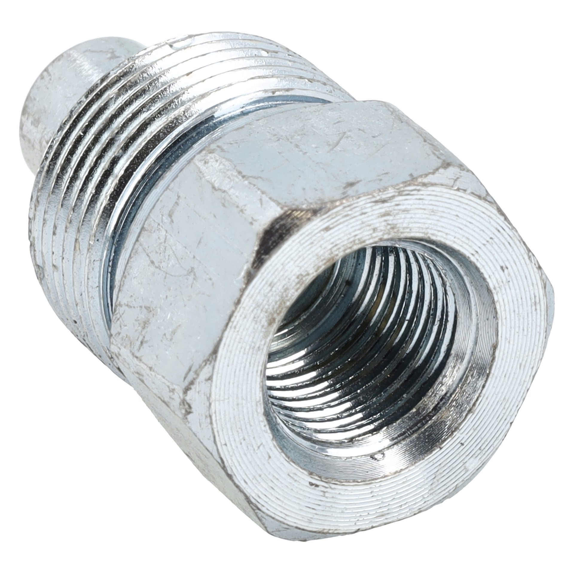 En metallslangnippelkontakt har en sexkantsmutter i ena änden och en räfflad, gängad axel i motsatt ände.
