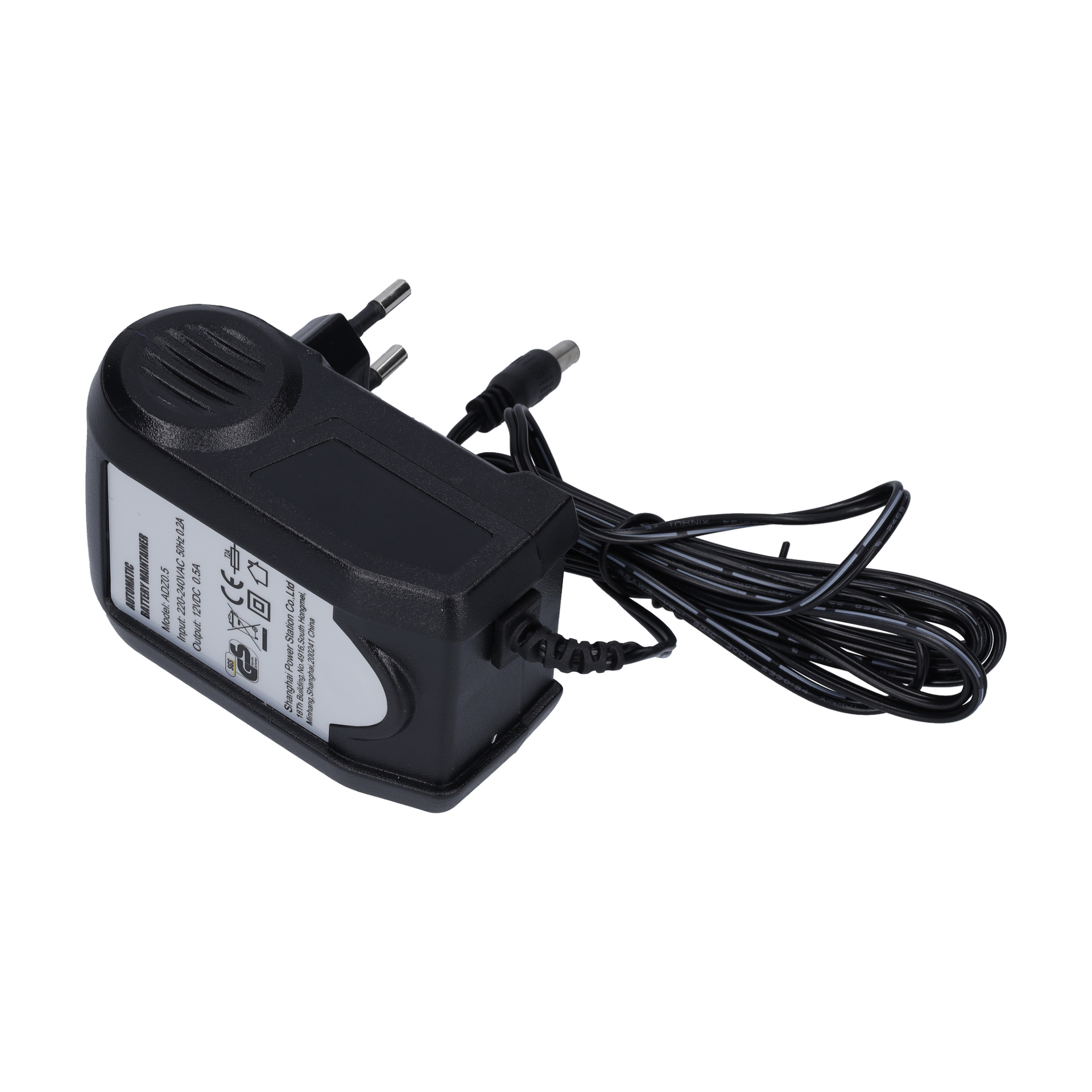 En svart nätadapter med två runda stift, en lång ansluten kabel och en sidoetikett med specifikationer.