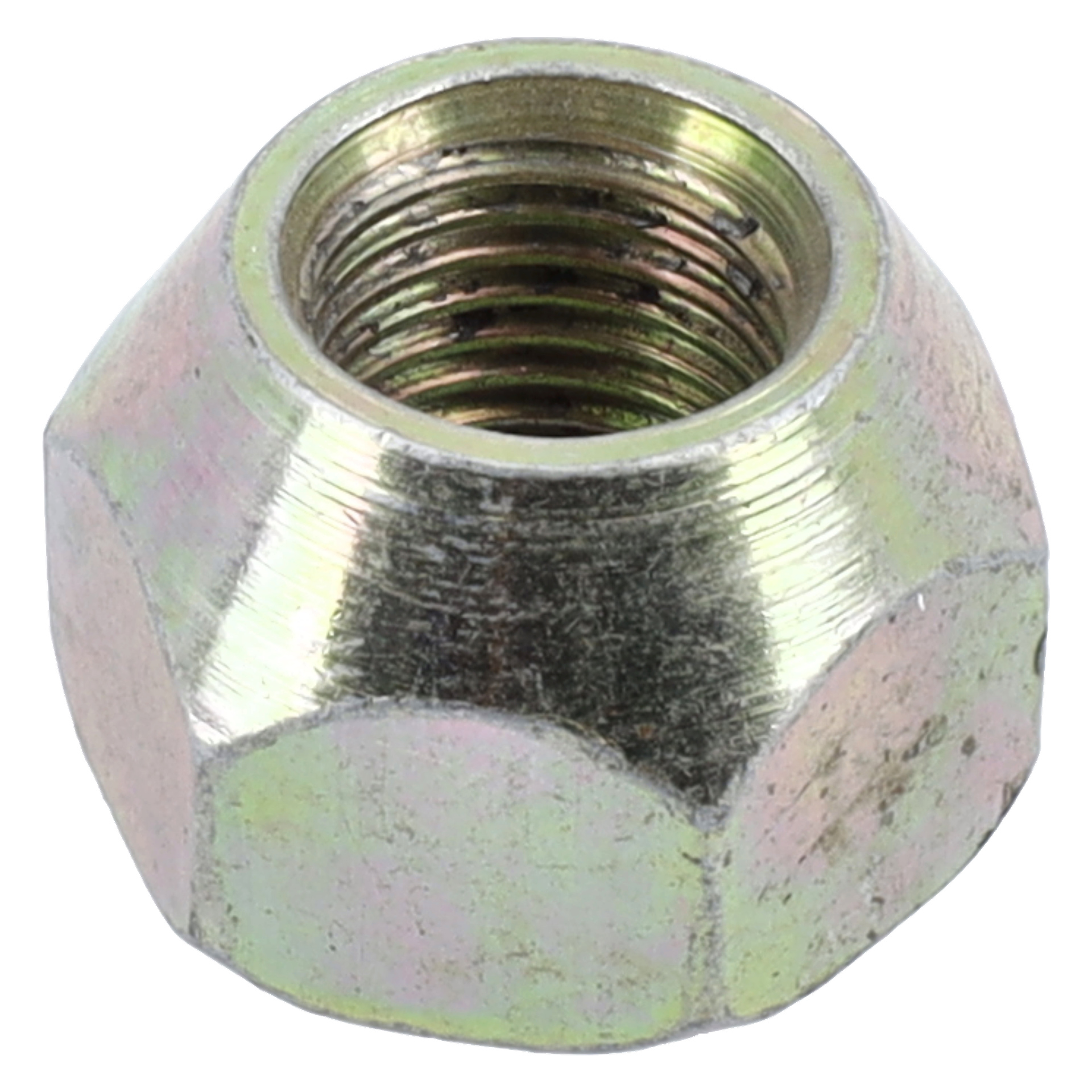 Närbild på en blank, reflekterande hjulmutter för en båttrailer, som framhäver dess hexagonala form och detaljerade inre gängning.