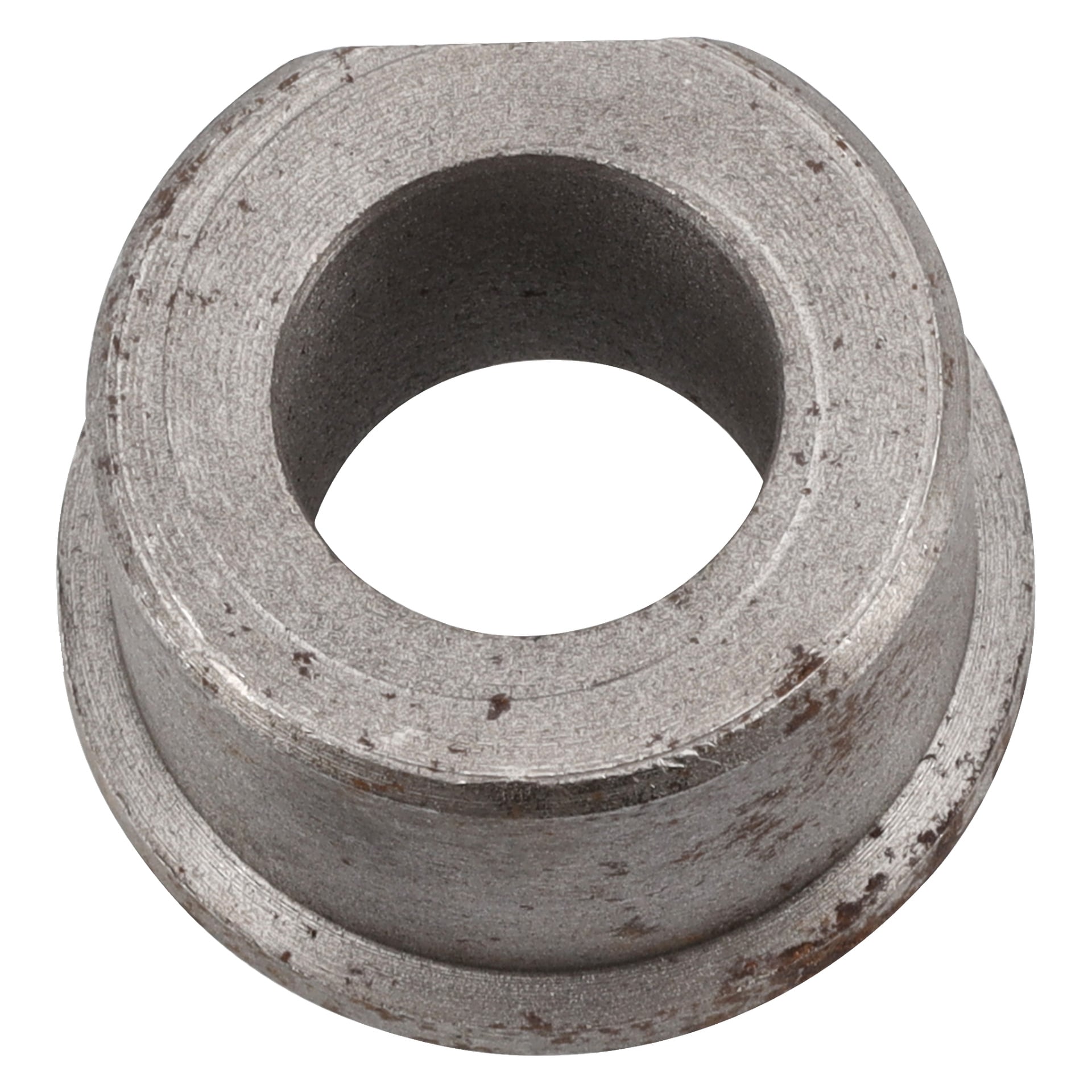 Nærbilde av metallbushing på en hjullagertrailer, med et sentralt hull, flenset base og en ru overflate med synlig slitasje.