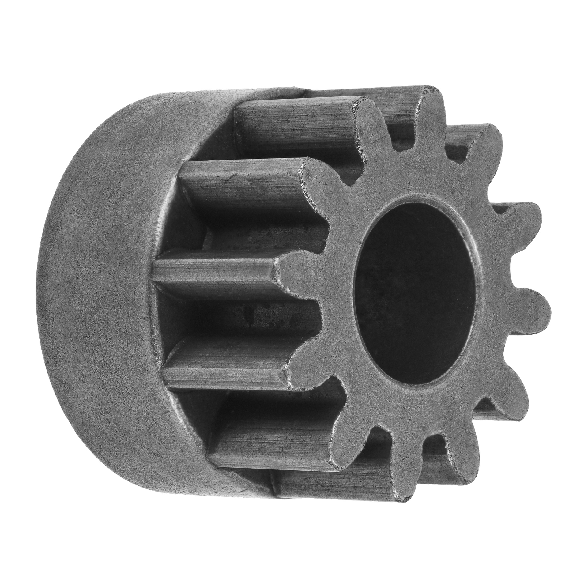 En detaljerad vy av lövdrivningen visar ett metallstyr med raka tänder och ett centralt hål, markerat i vinkel.