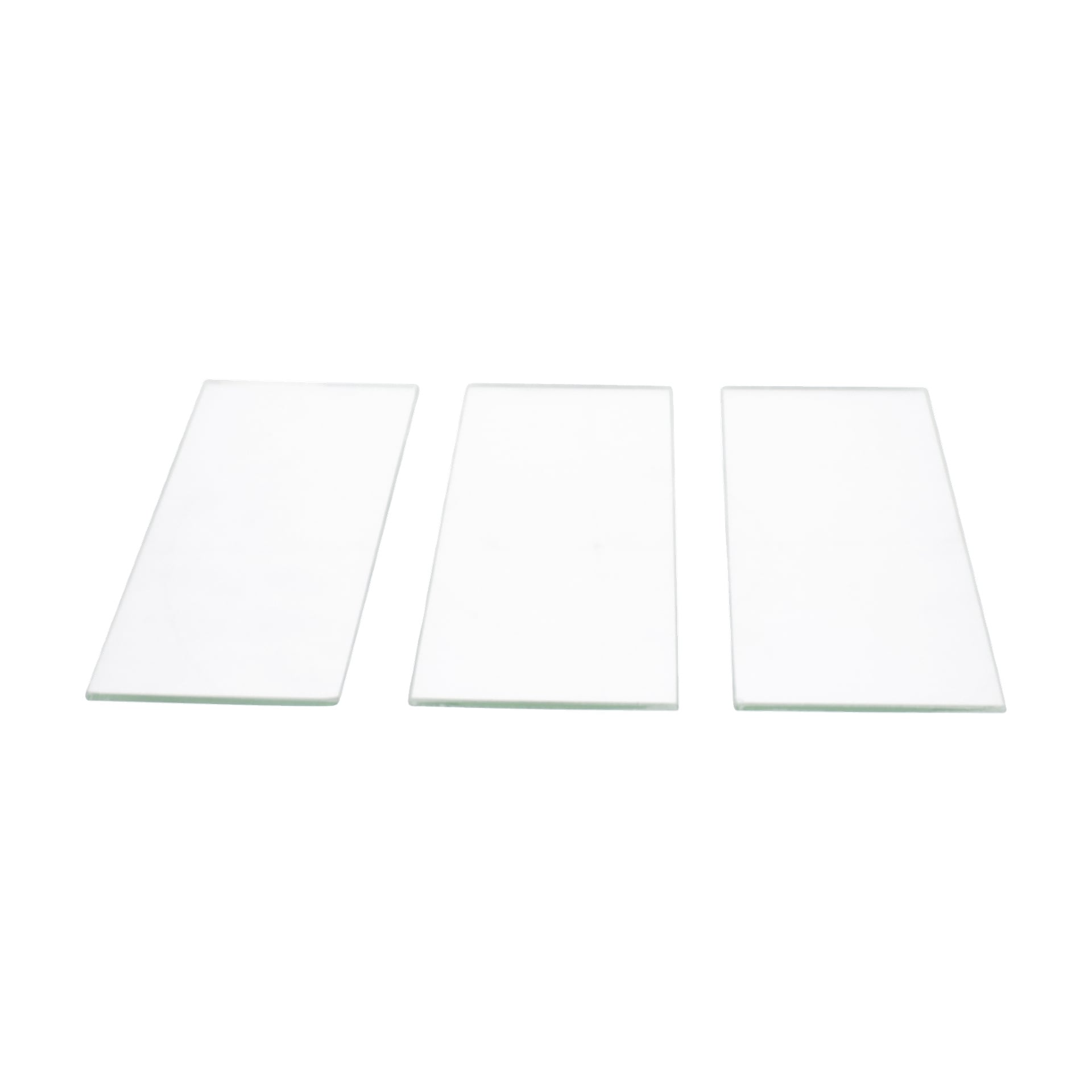 Tre tynne, gjennomsiktige, rektangulære utendørs glasspaneler med glatte kanter er plassert side om side.