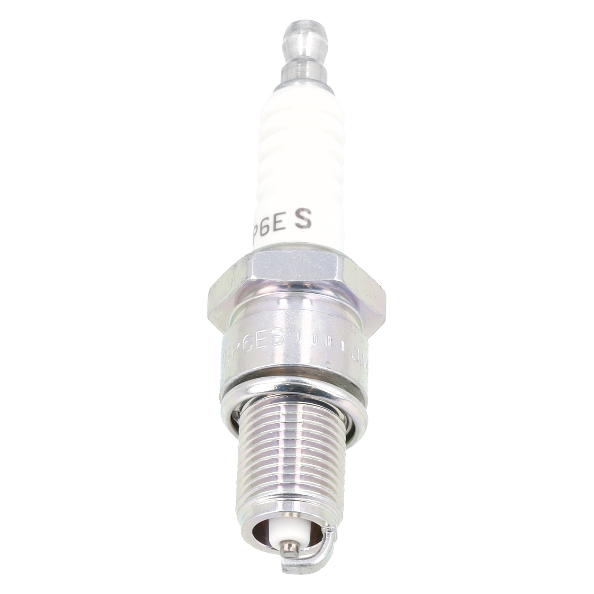 Ett enda NGK BP 6ES-tändstift med vit keramisk isolator, metallsexkantad bas och gängad topp.