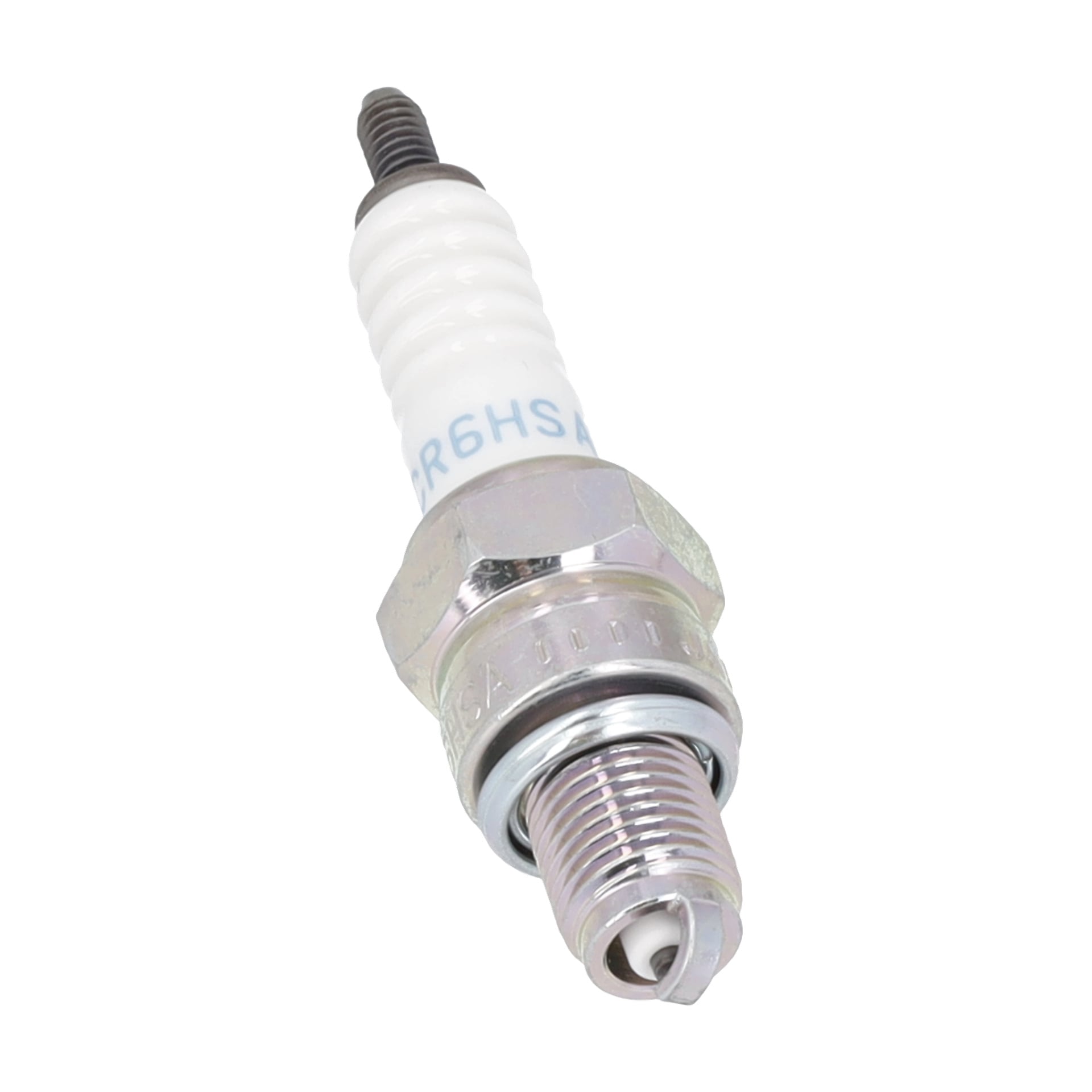 Närbild på ett tändstift med metallgängad bas, vit keramisk isolator och exponerad elektrodspets.