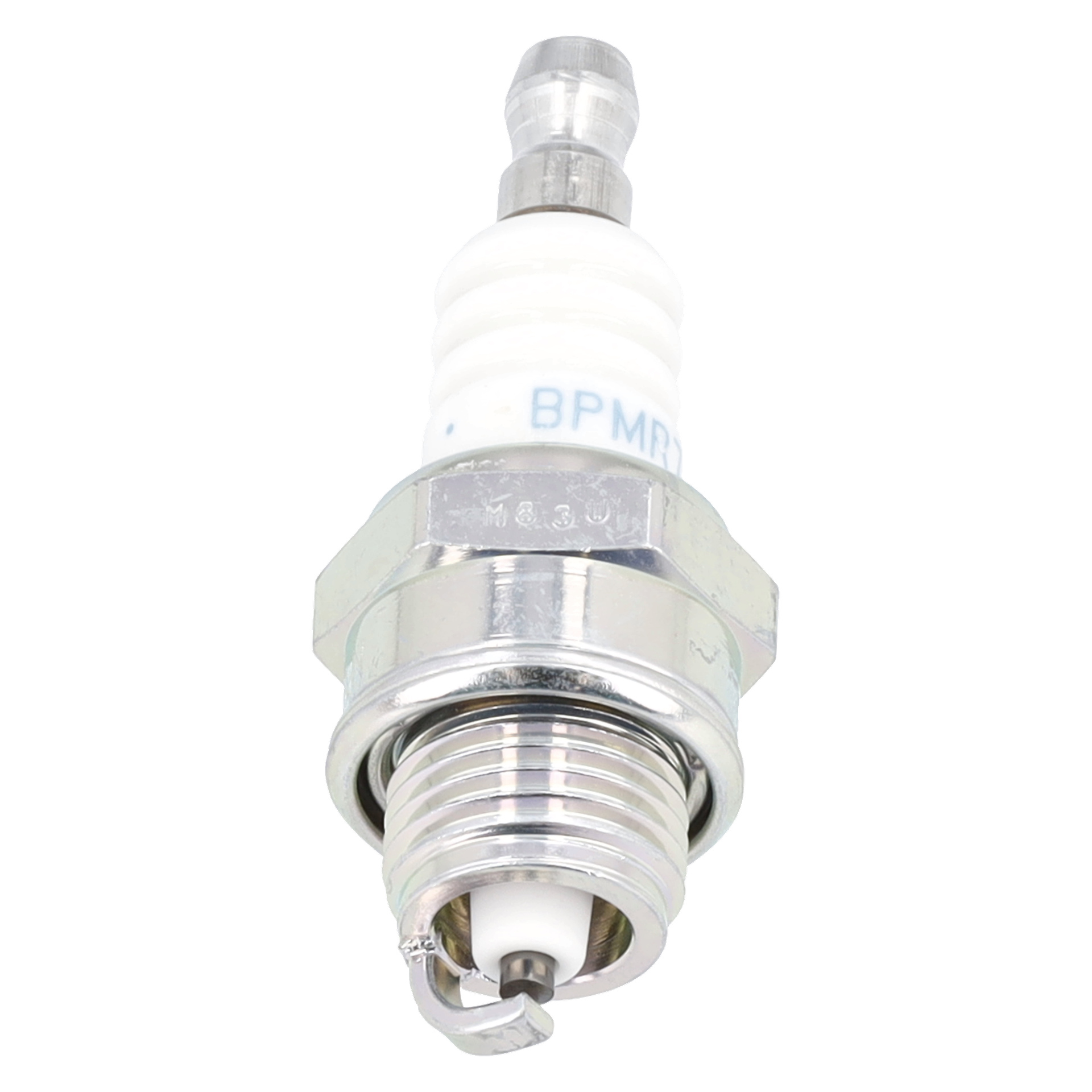 Närbild på en NGK BPMR7A tändstift som visar dess metallbas, vita keramiska kropp, anslutning, gängad sektion och elektrod.