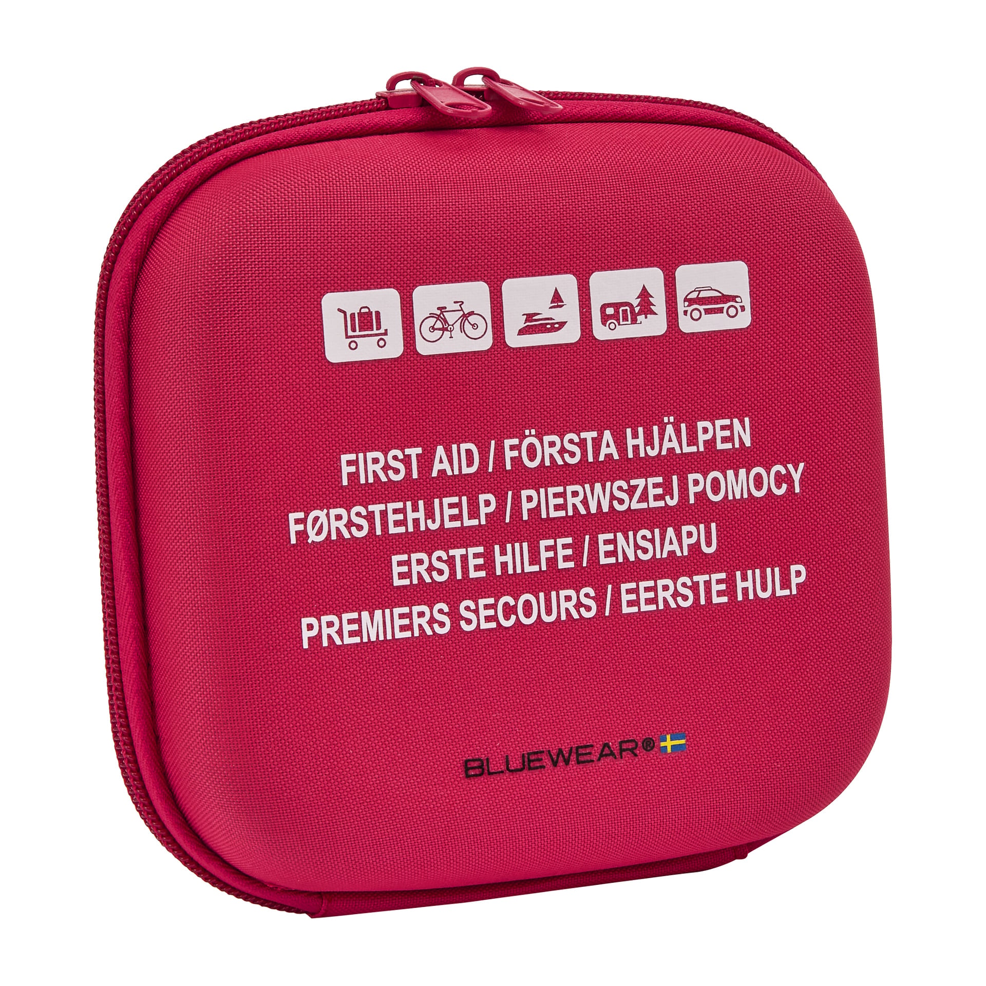 Bluewear First Aid Case z 31 elementami — czerwona sakiewka na zamek z napisem i ikonami przedstawiającymi podróże, jazdę na rowerze, wędrówki, biwakowanie i samochody. Logo Bluewear oraz mała szwedzka flaga są pokazane na dole.