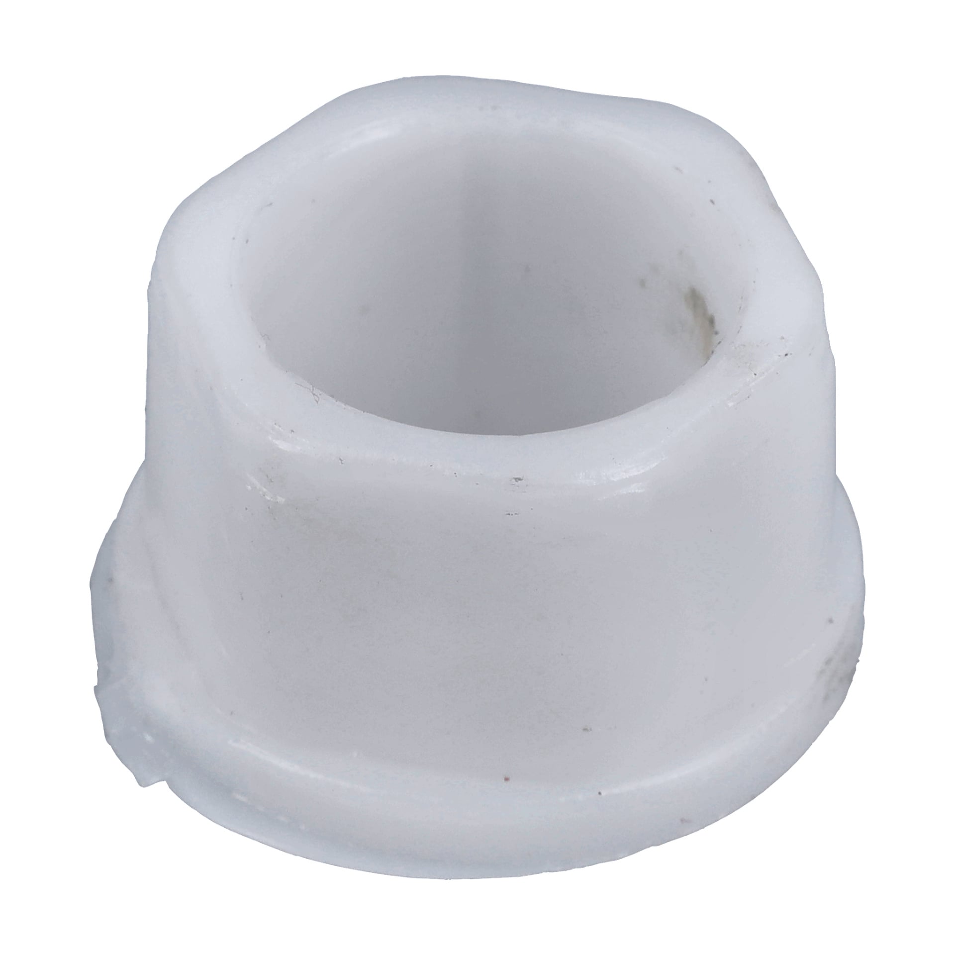 Nærbilde av en liten hvit sylindrisk plastbushing med utvidet base, åpen midt og glatt overflate med små feil.
