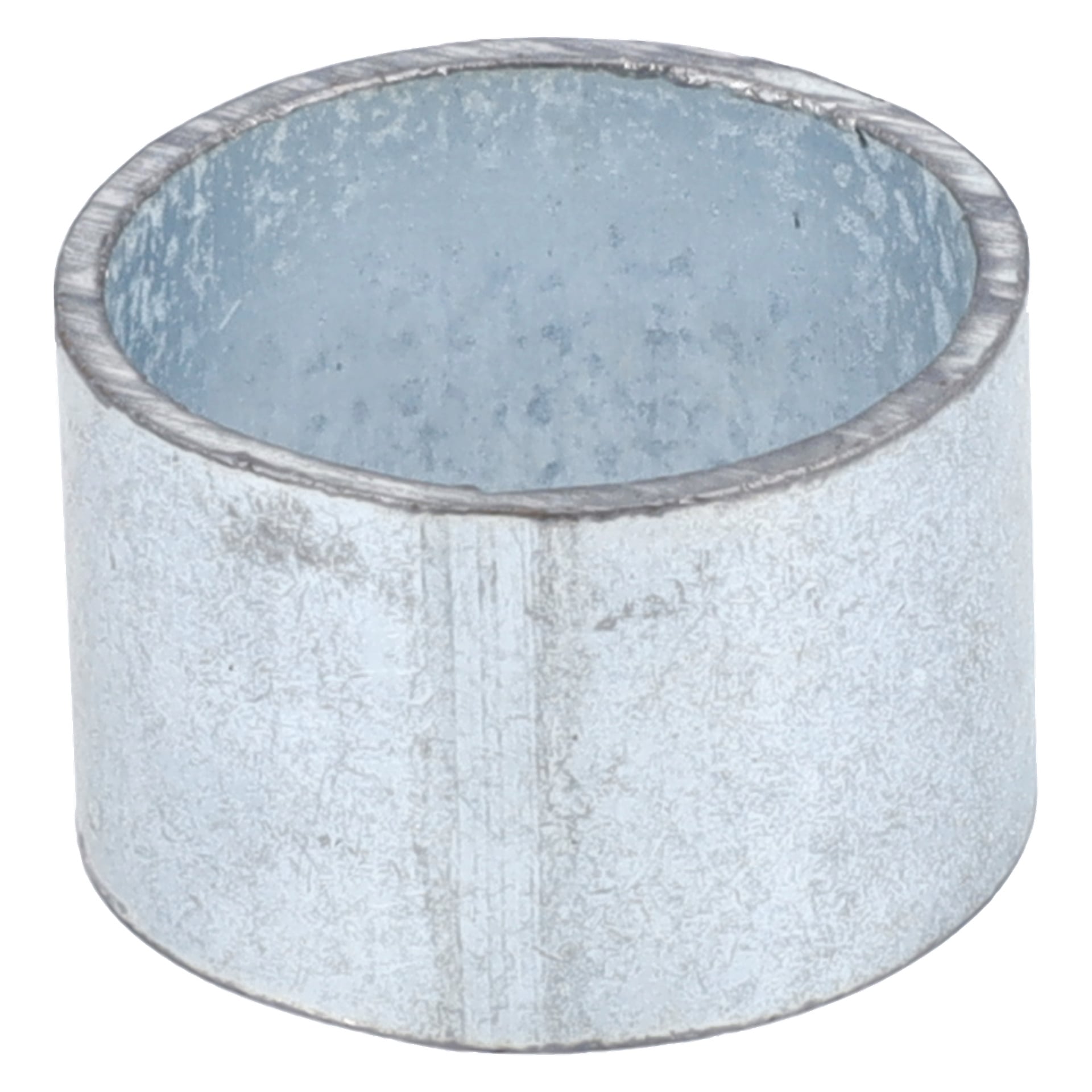 En cylindrisk metallhylsa för en hjulaxel med ihålig mitt, texturerad silverfinish och ojämn övre kant.