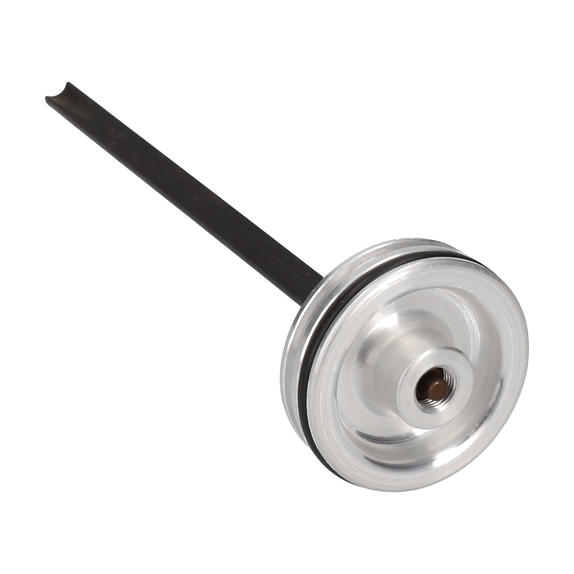En metallstång från en spikpistol, ena änden är cirkulär och silverfärgad med en svart O-ring och ett mitthål; Den andra änden är enkel och platt.