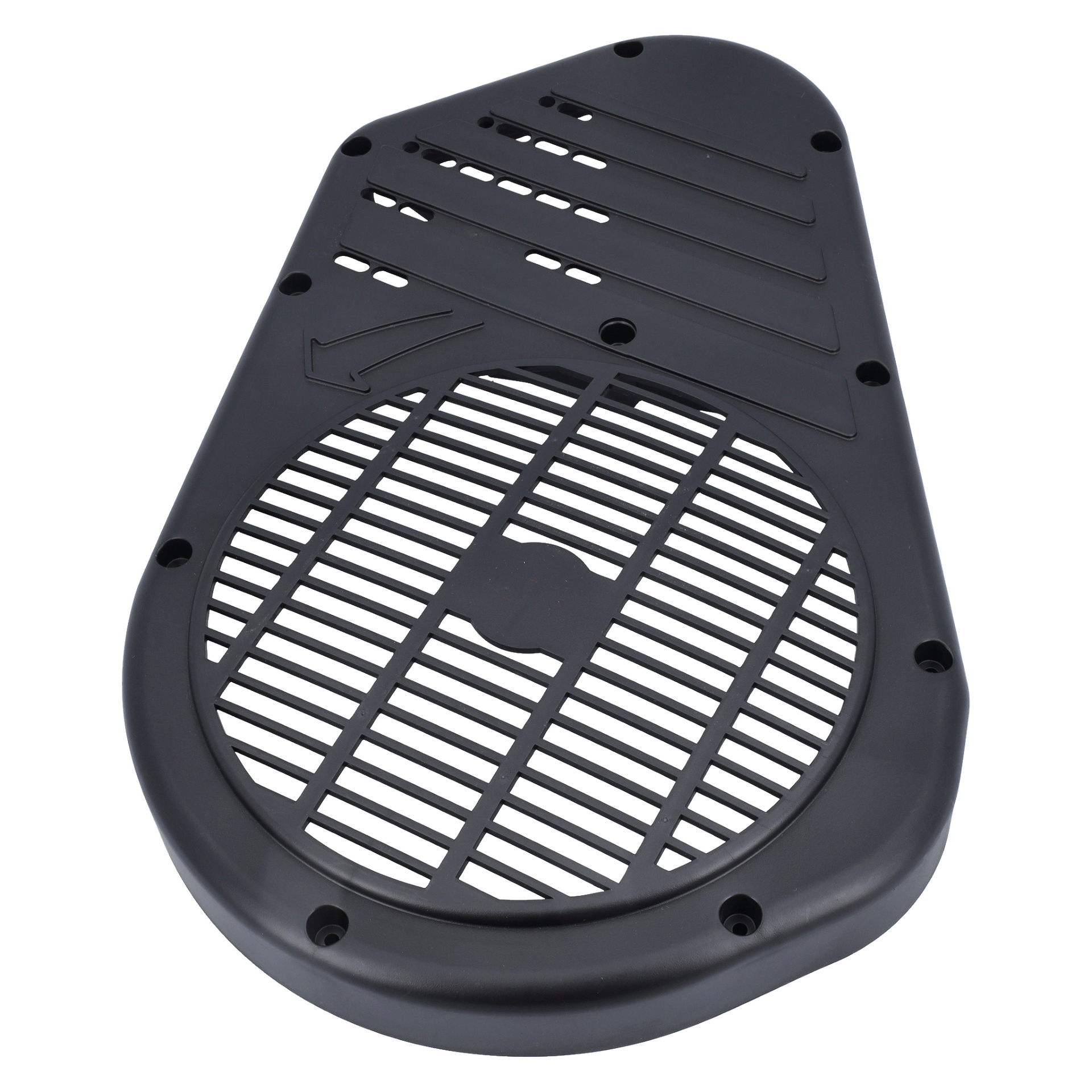 Ett svart plastventilskydd med ett cirkulärt galler, horisontella springor, kantskruvhål och en luftströmningsriktning.