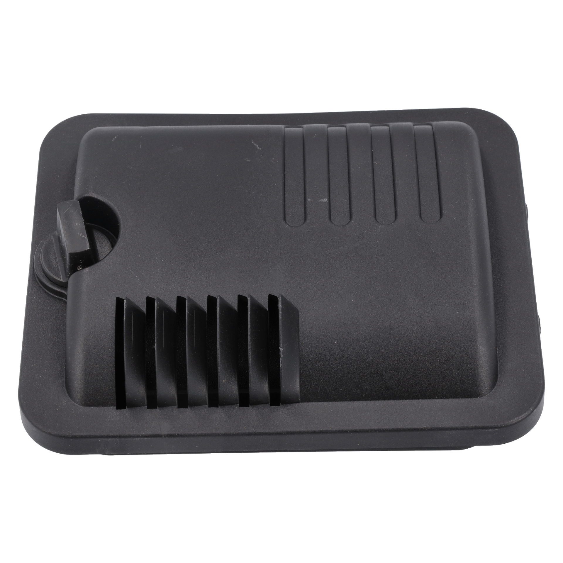 Svart plastventillock med en rund knopp till vänster, horisontella ribbor vid basen och upphöjda dekorativa linjer på ytan.