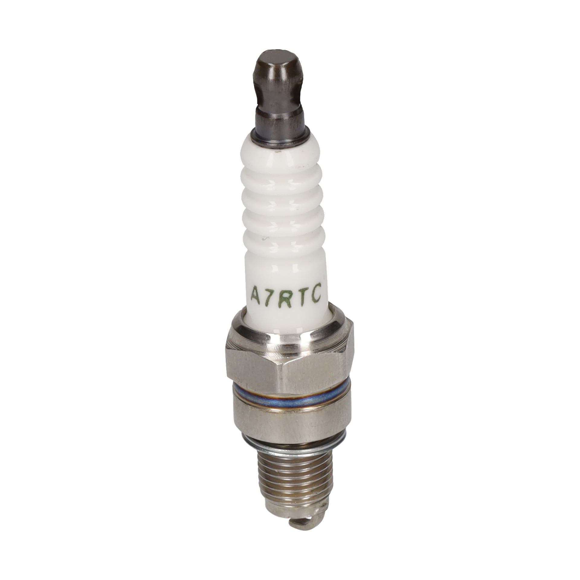 Ett tändstift med en vit keramisk A7RTC-isolator, metallinsexmutter och gängad bas designad för motorinstallation.