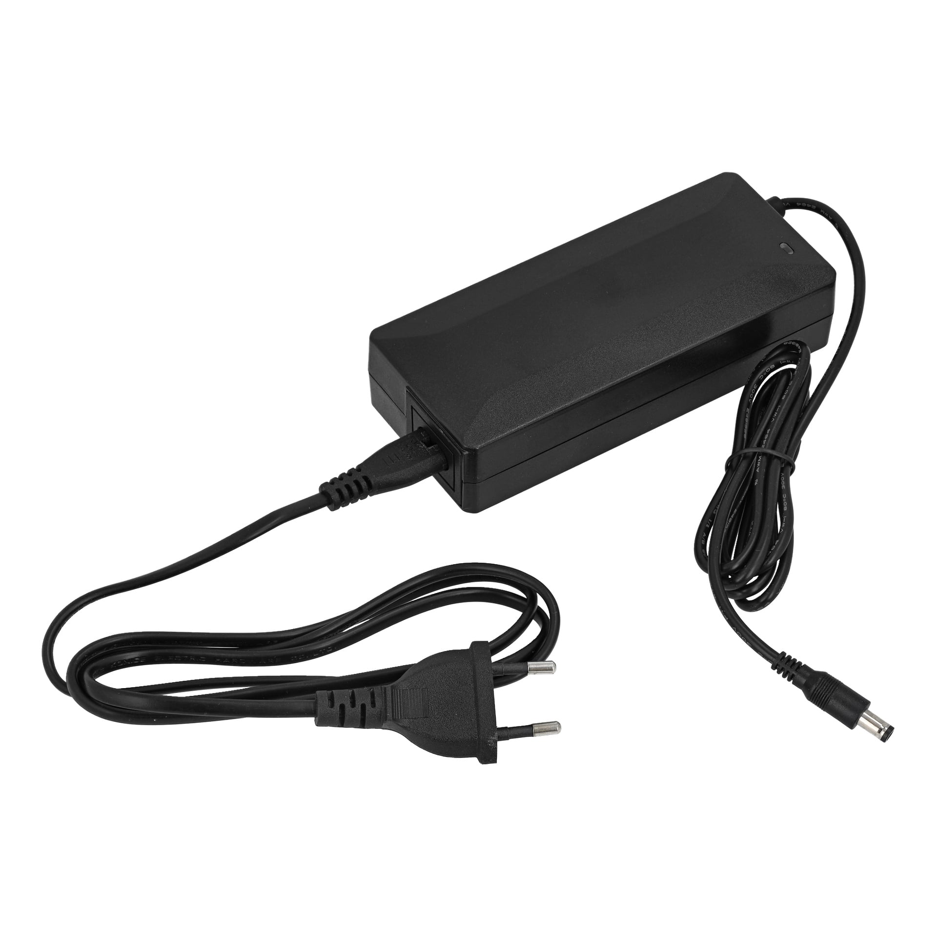 En svart elektrisk cykelladdare har en rektangulär AC-adapter, ett europeiskt uttag, rund pipkontakt och en ansluten strömkabel.